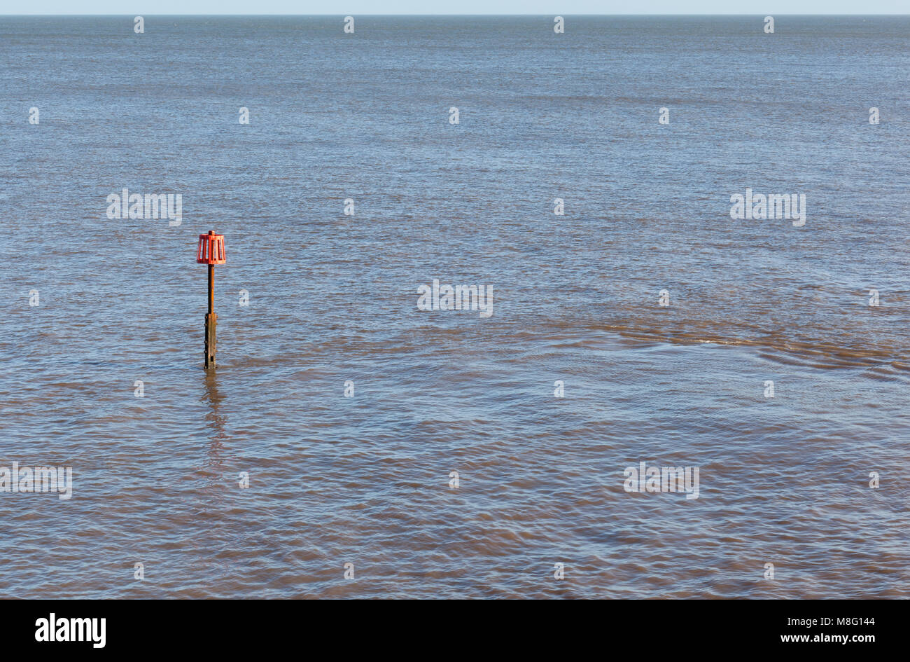 Rote Markierung in seaCalmness Groyne Stockfoto