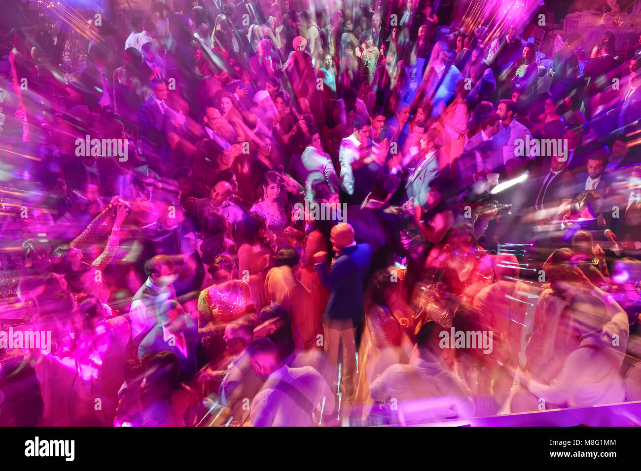 Zoom burst Bild Menschen tanzen an der indischen Hochzeit Stockfoto
