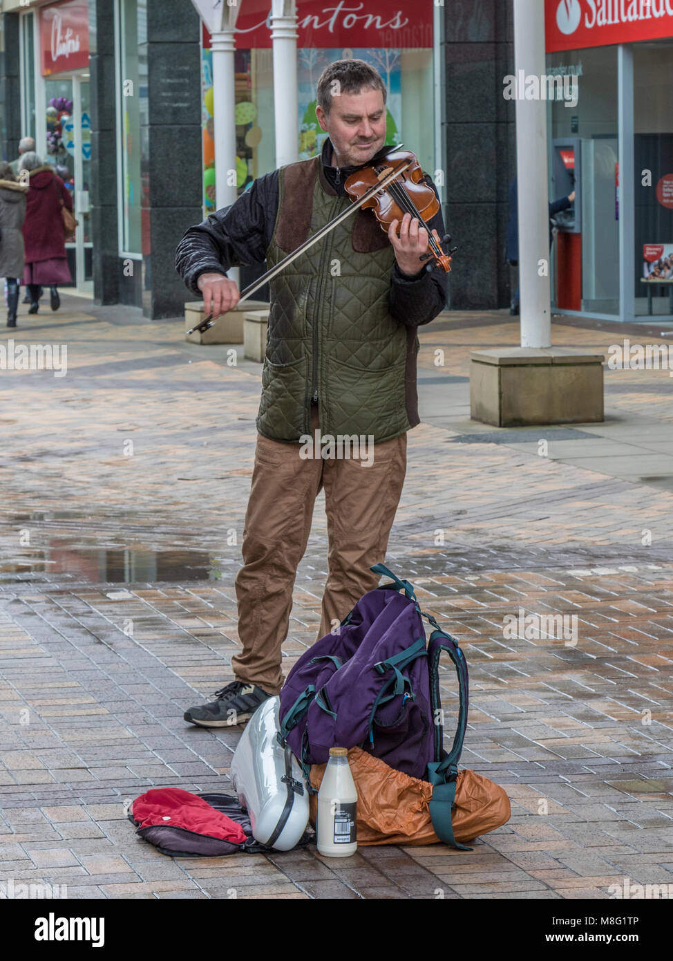 Straße Gaukler spielen Violine für Geldspenden in Stockport Stadtzentrum Einkaufszentrum, Merseyway Stockfoto