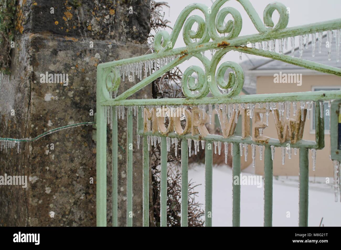 Eiszapfen auf einem alten Garten Tor, das Tier aus dem Osten, Denbury, Devon Stockfoto