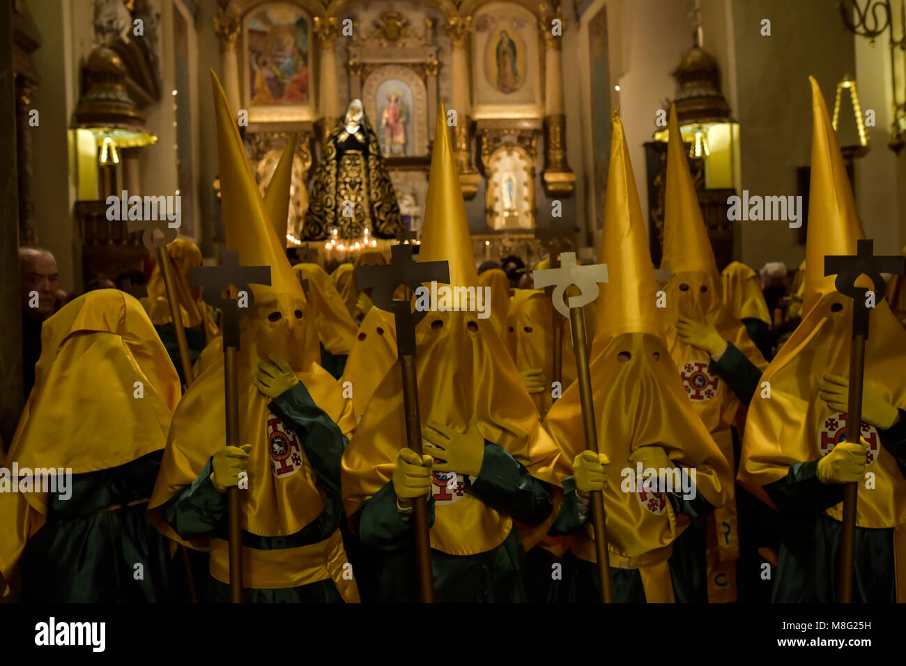 Pamplona, Spanien. 16 Mär, 2018. Vermummte büßer an der Prozession der Bruderschaft des "La Dolorosa", eine Woche vor dem Beginn der Heiligen Woche in Spanien. Credit: Oscar Zubiri/Pacific Press/Alamy leben Nachrichten Stockfoto