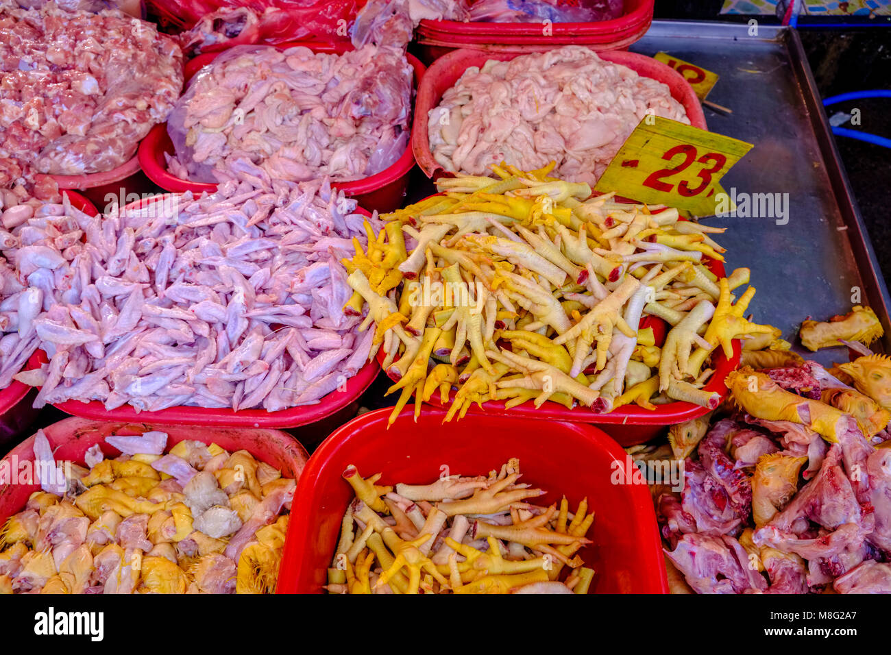 Frisches Hähnchenfleisch Stücke, schlachtabfall und Beine in Eimer stehen zum Verkauf bei Nonthaburi Markt Stockfoto