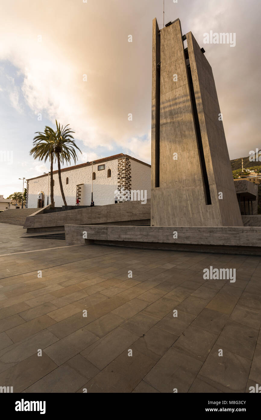 Plaza de Espana, mit der Kirche im Hintergrund, eine Mischung aus alter und neuer Architektur, Adeje, Teneriffa, Kanarische Inseln, Spanien Stockfoto