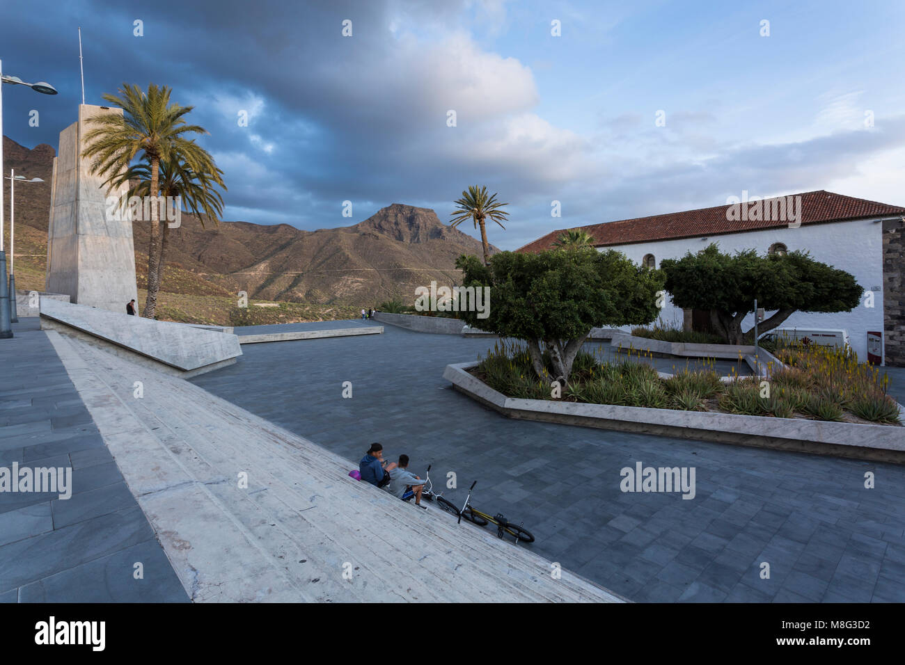 Plaza de Espana, mit dem Roque del Conde im Hintergrund, eine Mischung aus alter und neuer Architektur, Adeje, Teneriffa, Kanarische Inseln, Spanien Stockfoto