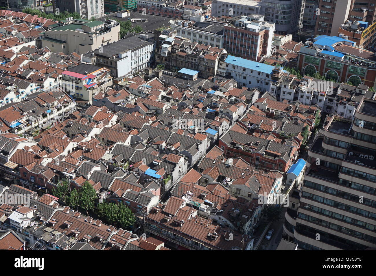 Städtische Dichte: Traditionelle lange Häuser im Zentrum von Shanghai, China Stockfoto
