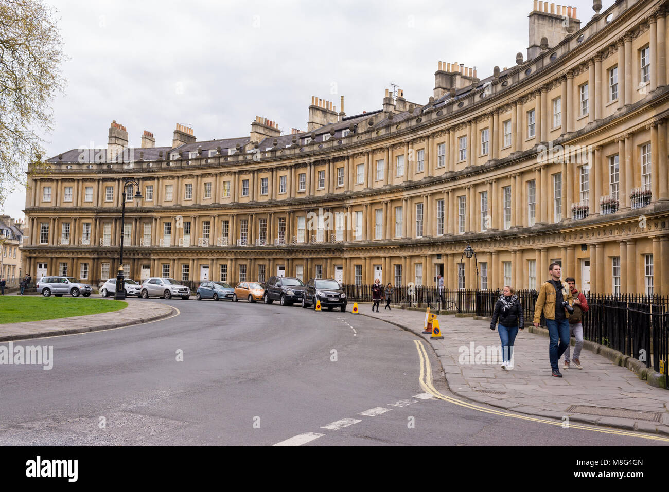 Badewanne, UK - April 2017: Touristen zu Fuß auf der Straße zwischen georgischen Wohngebäude in Boulevards und Halbmonde aus gebaut und Stockfoto