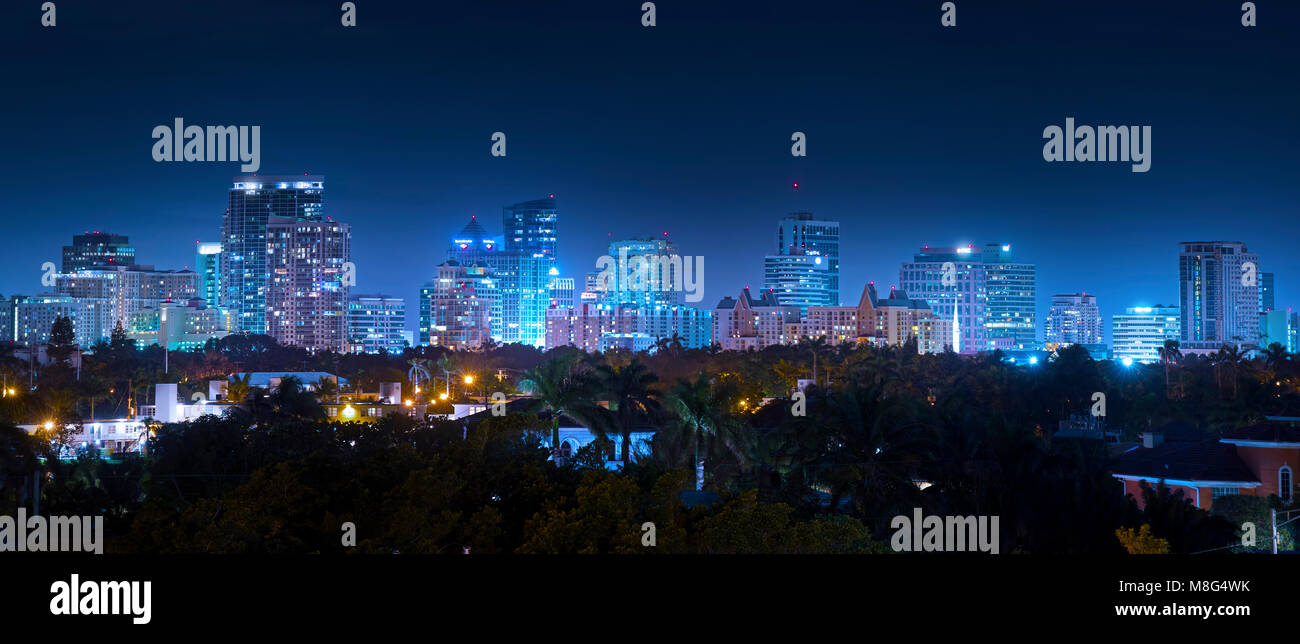 Die ständig wachsende Skyline der Innenstadt von Fort Lauderdale funkelt auf einem schönen Winter Abend. Stockfoto
