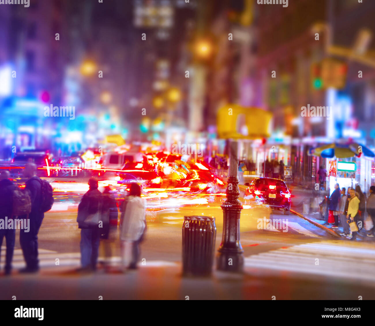 Eine lange Belichtung eines Manhattan Straße Ecke mit den Verkehrs- und Menschen, die darauf warteten, zu überqueren. Stockfoto