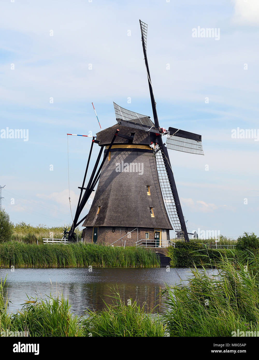 Alte holländische Windmühle von Canal im Sommer in Kinderdijk Niederlande Stockfoto