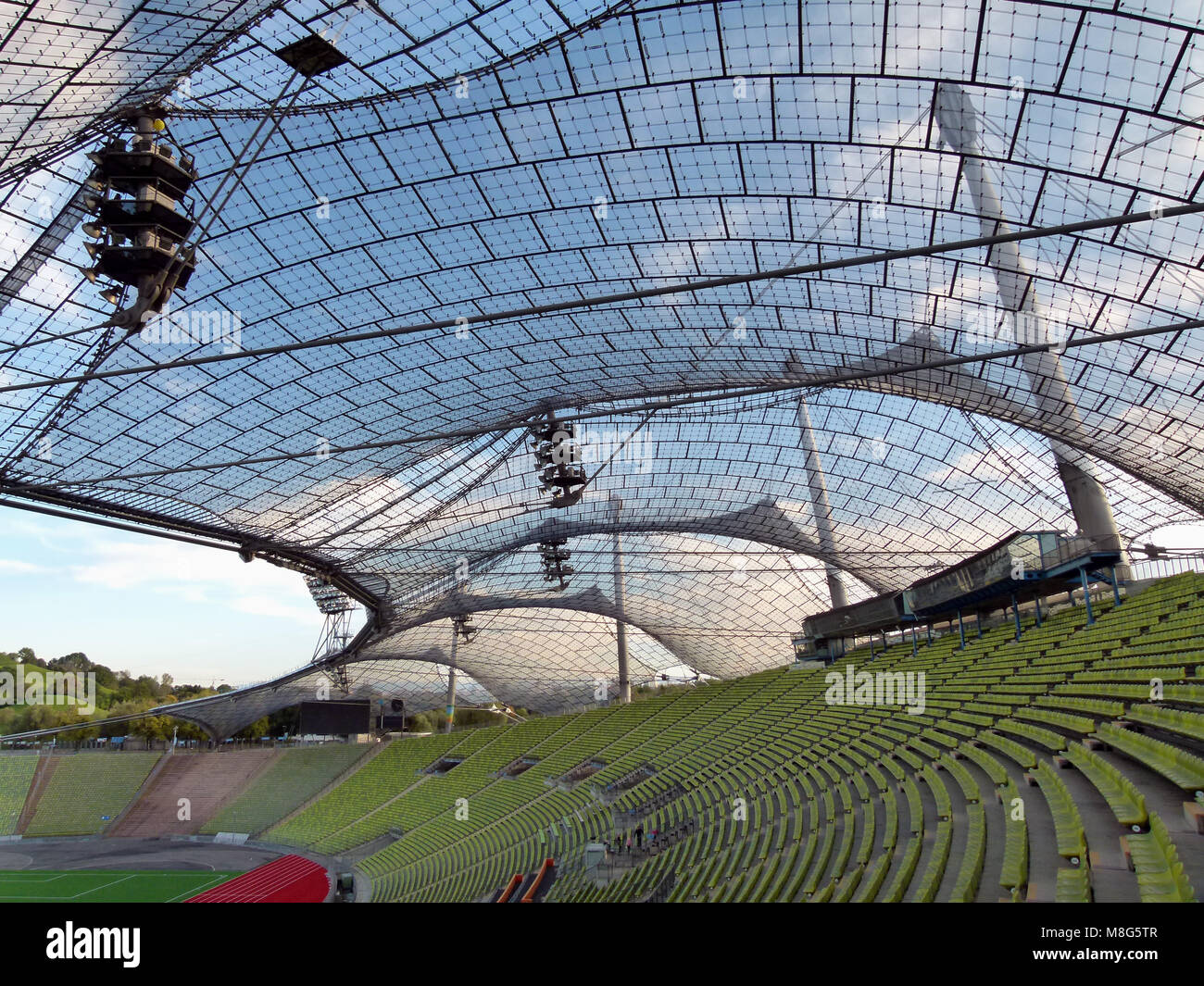 Die Beruhmte Dach Des Munchner Olympiastadion Entworfen Von Behnisch Und Frei Otto Stockfotografie Alamy