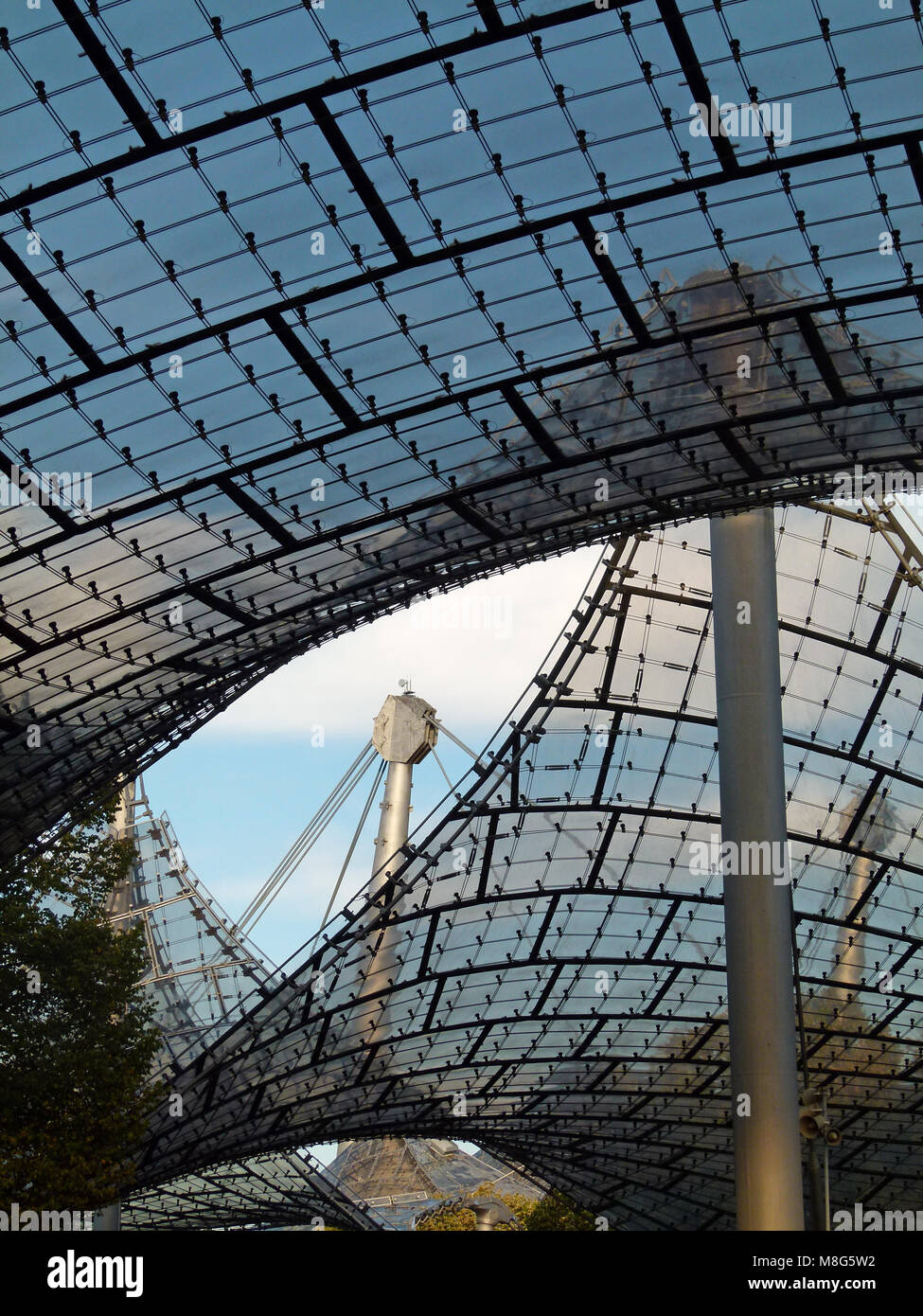Die Beruhmte Dach Des Munchner Olympiastadion Entworfen Von Behnisch Und Frei Otto Stockfotografie Alamy