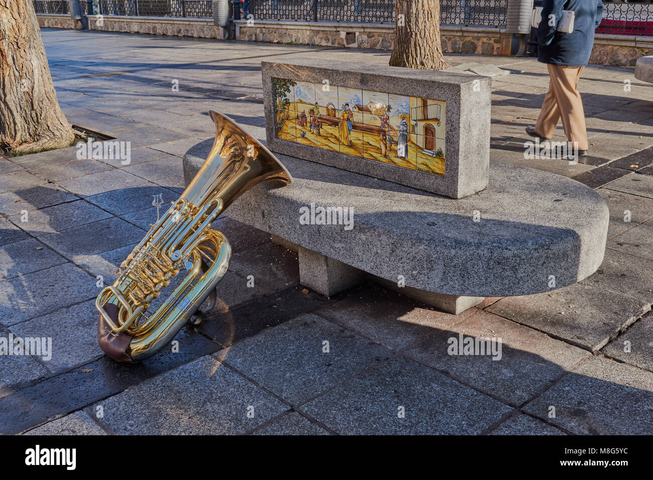 Schöne und helle Tuba ruht auf einer Steinbank mit Ornament in der Plaza de Zocodover, Spanien Stockfoto