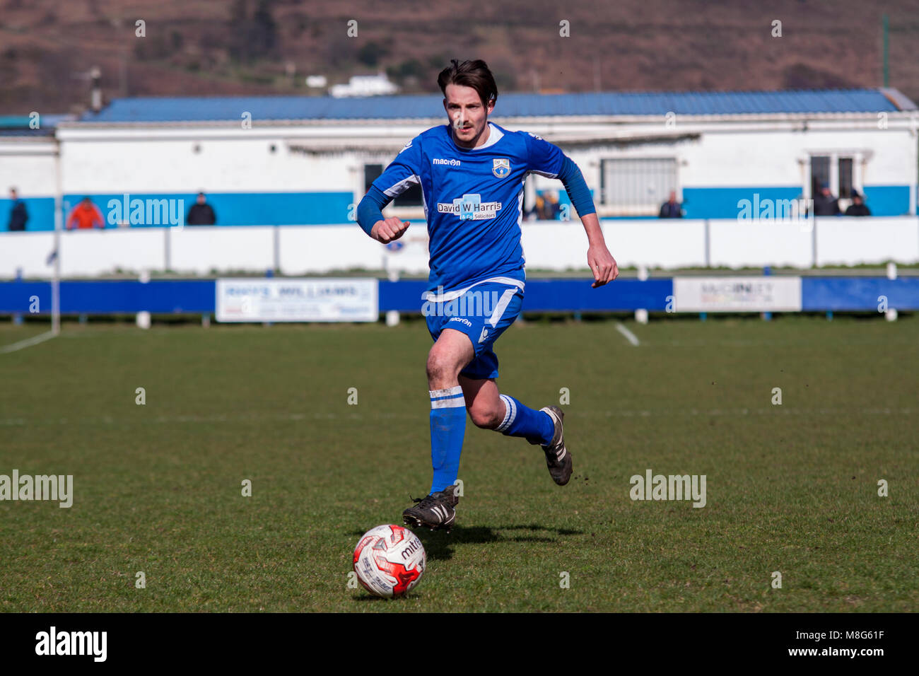 Port Talbot Stadt Stürmer Josh Humphries Angriffe gegen Tonne Kinmel Bay Stockfoto