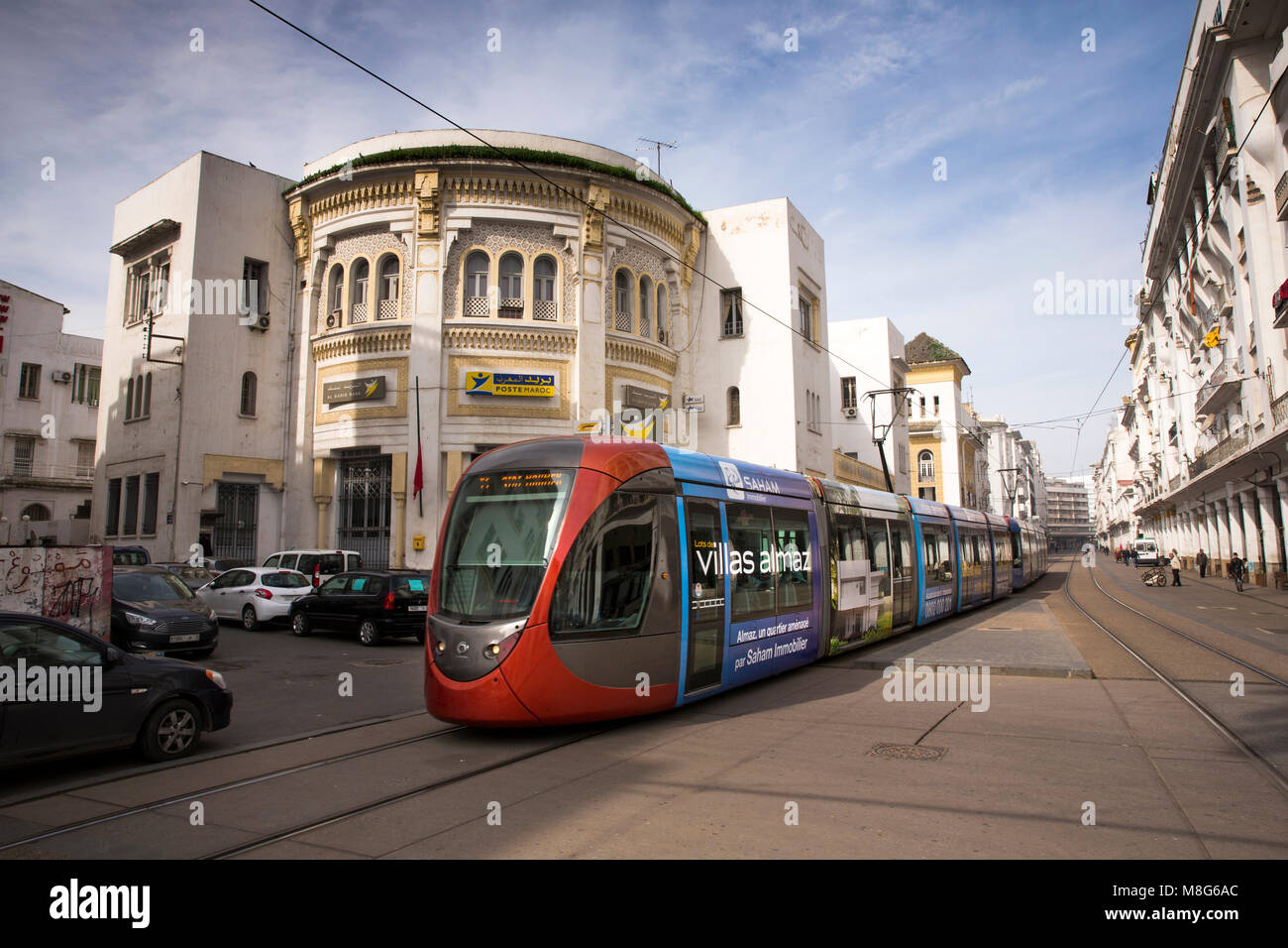 Marokko, Casablanca, Bv Mohammed V, Casa Straßenbahn vorbei Central Post Office Stockfoto