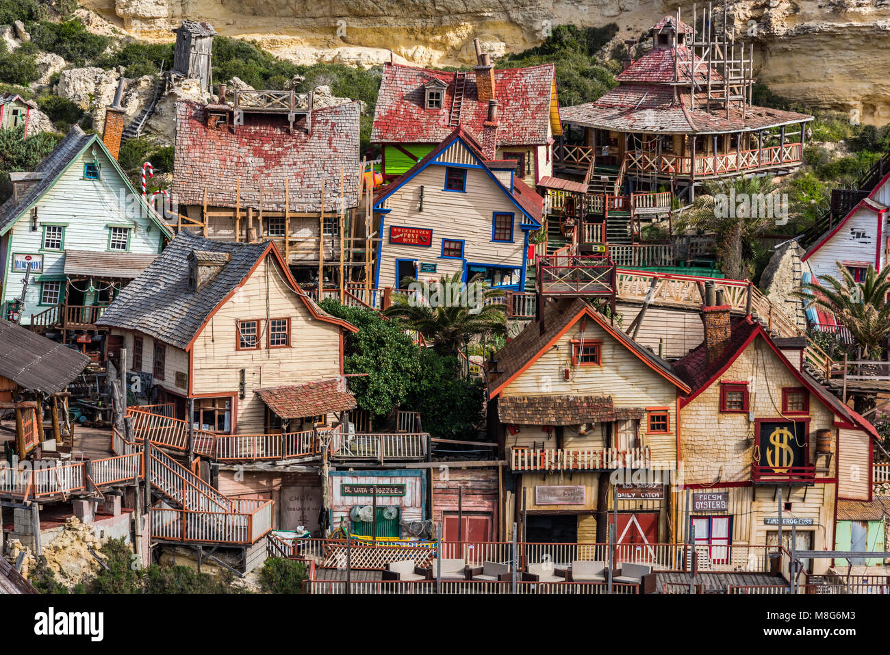 Bunte Häuser in Anchor Bay, Popeye Village, Malta. Stockfoto