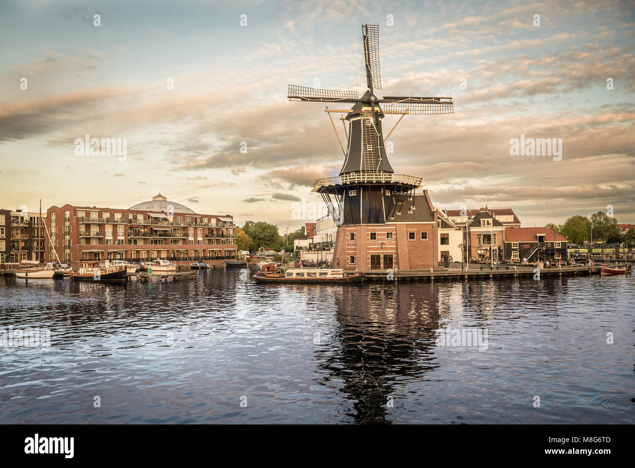 Molen De Adriaan Windmühle in Harlem, Niederlande im Spätsommer am Nachmittag Stockfoto