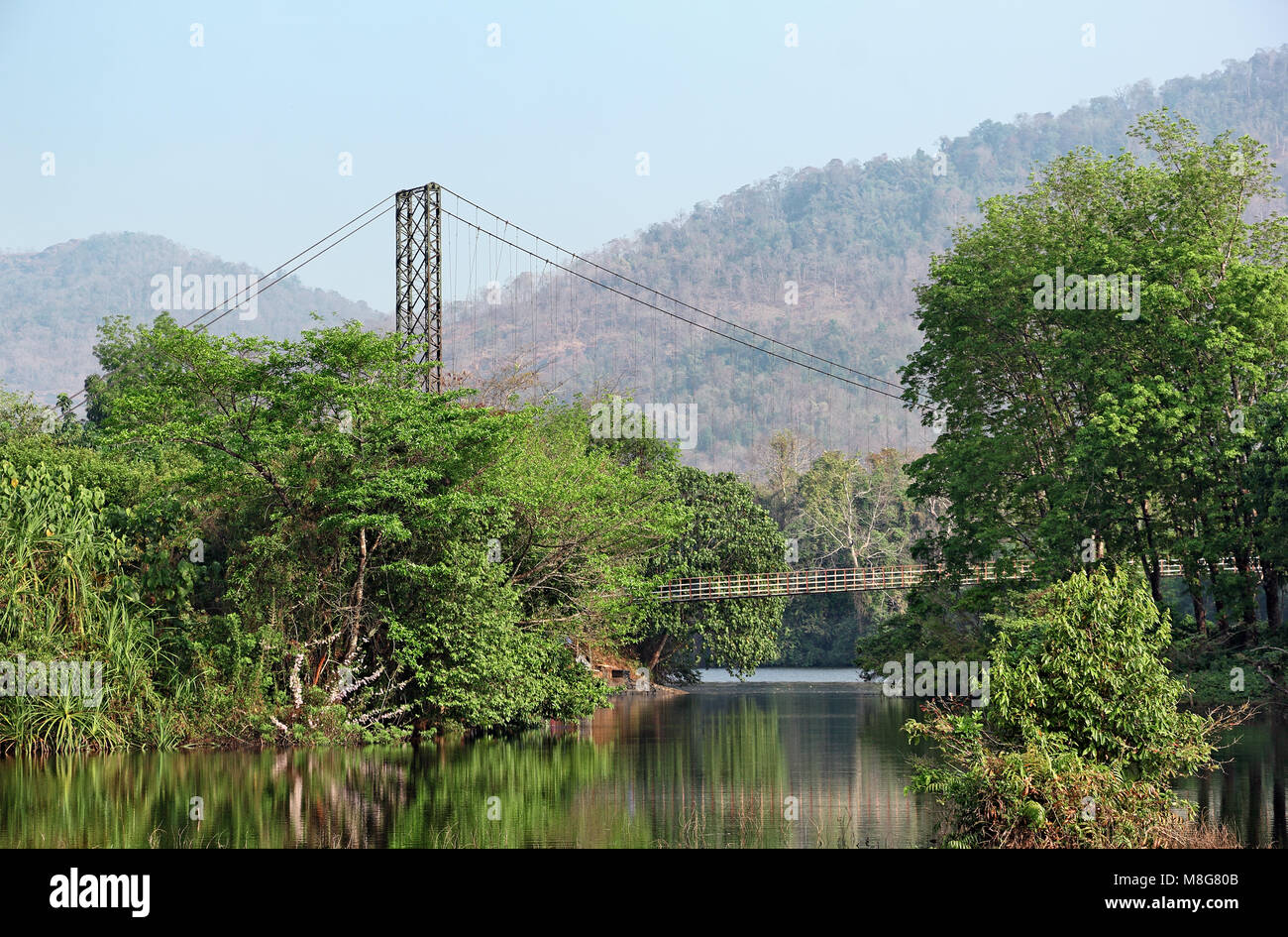 Schöne Landschaft mit Säule der Suspension Bridge und deck Kreuzung Periyar Fluss in der Nähe von Inchathotty in Kerala, Indien Stockfoto