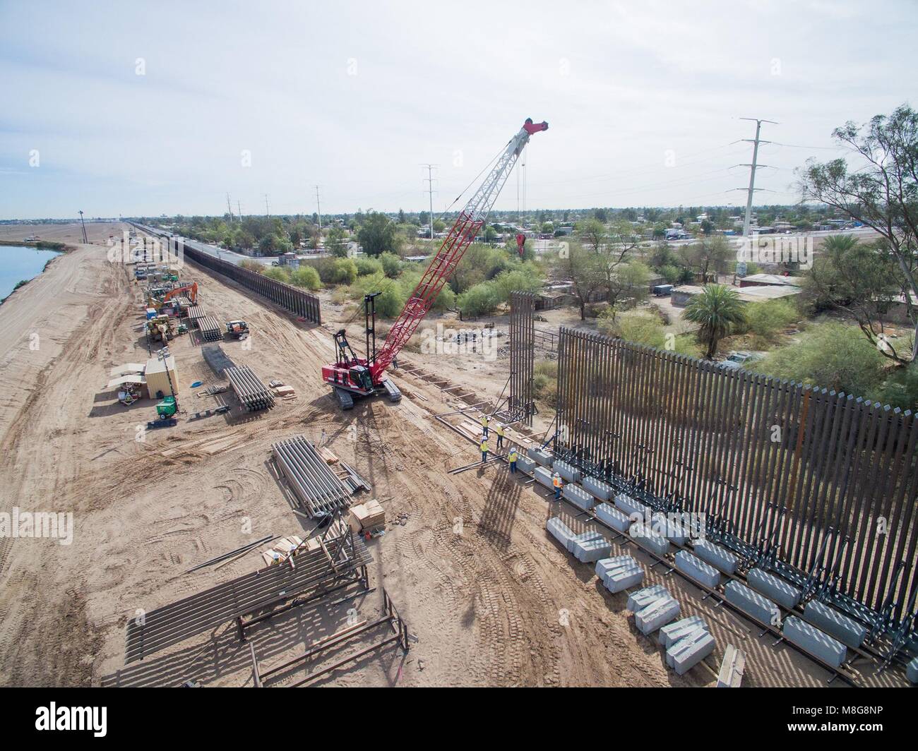 Die El Centro Sektor der Grenzmauer zu Mexiko ist als Teil einer geplanten Renovierung März 13, 2018 in Calexico, Kalifornien ersetzt. Der Austausch umfasst eine ca. 2,25 - 1,6 km Abschnitt mit 30-Fuß hohen Poller stil Wand ersetzt. Stockfoto