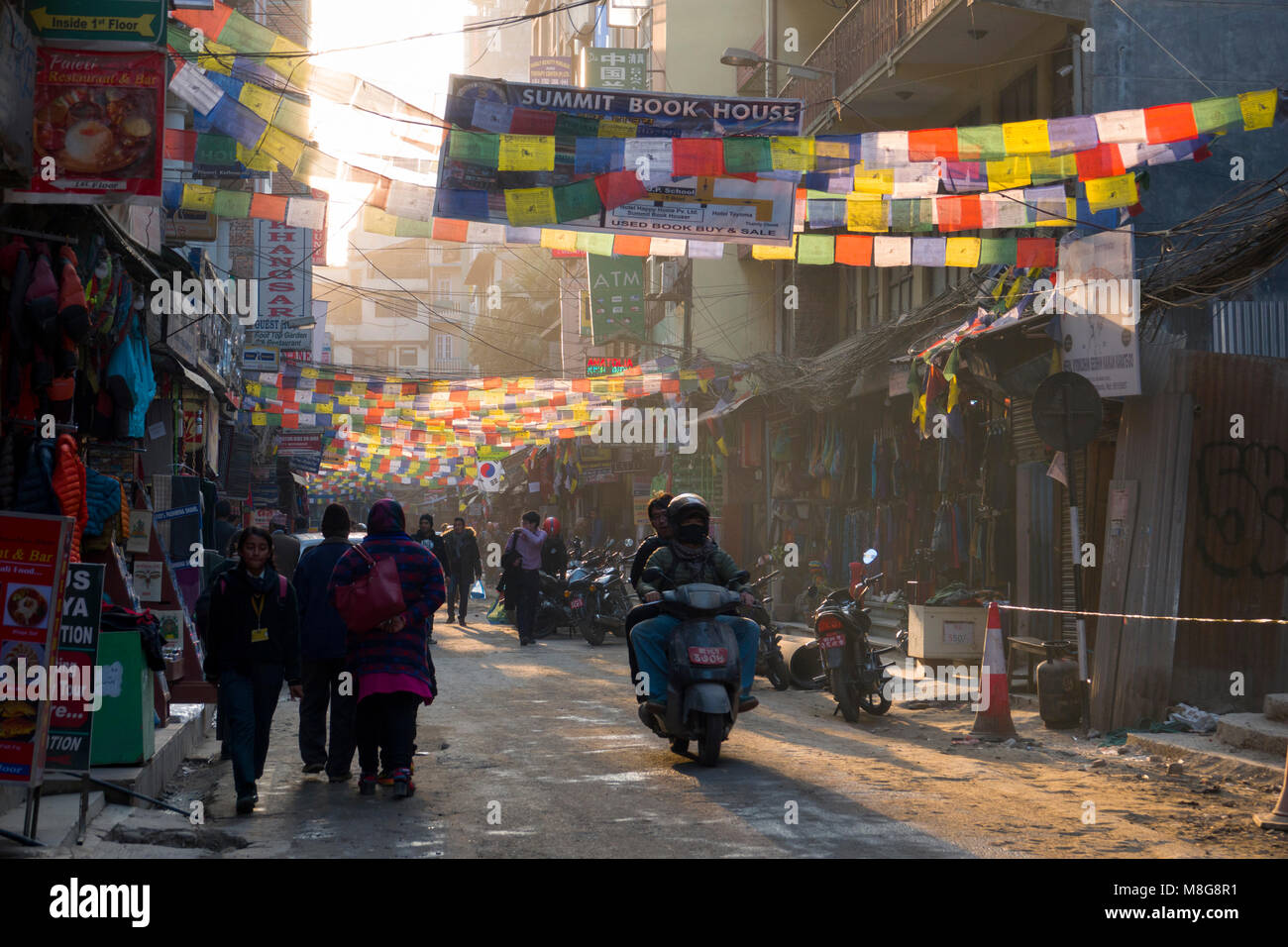 Gebetsfahnen aufhängen auf Straße mit Menschen zu Fuß, Thamel, Kathmandu, Nepal Stockfoto