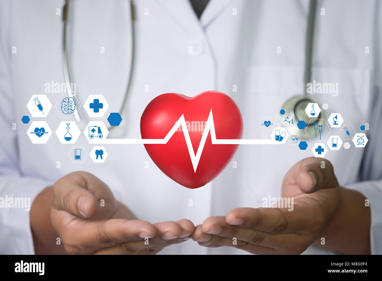Medizin Arzt rotes Herz Medizin Pharmazie Medizintechnik Netzwerk Computer Interface als Konzept Stockfoto