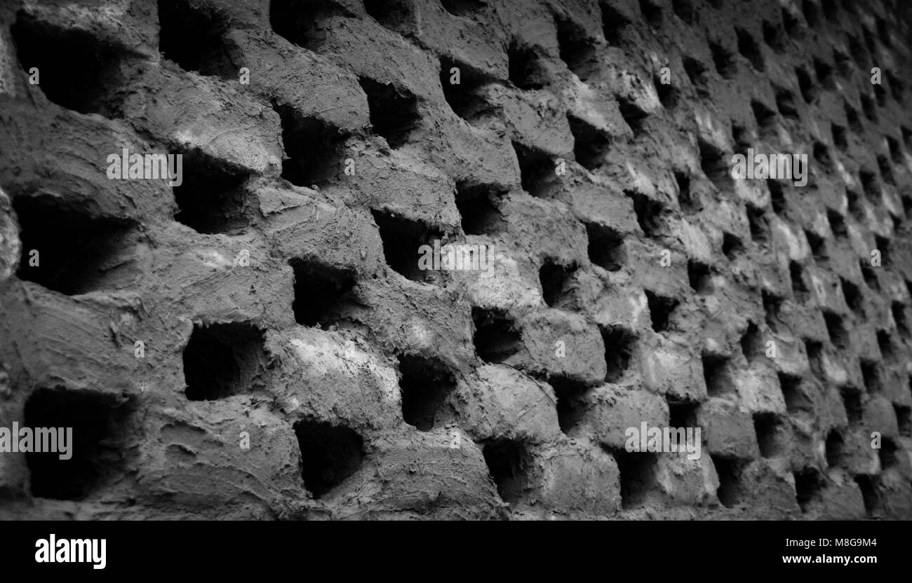 Alte Mauerwerk Schlamm Wand in einem Dorf in Faridabad, Indien Stockfoto