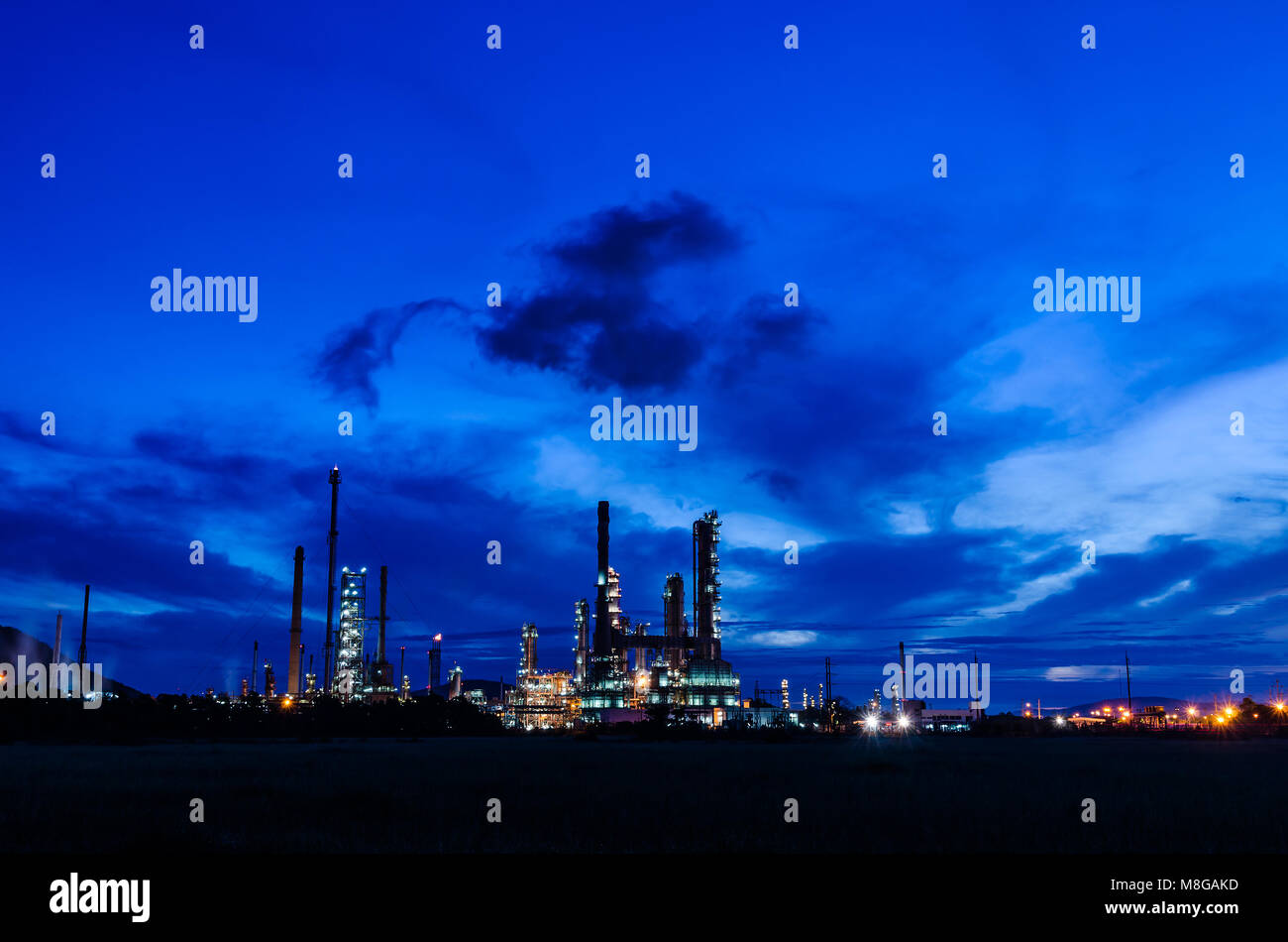 Öl reinigen Pflanze mit blauen Himmel. Stockfoto