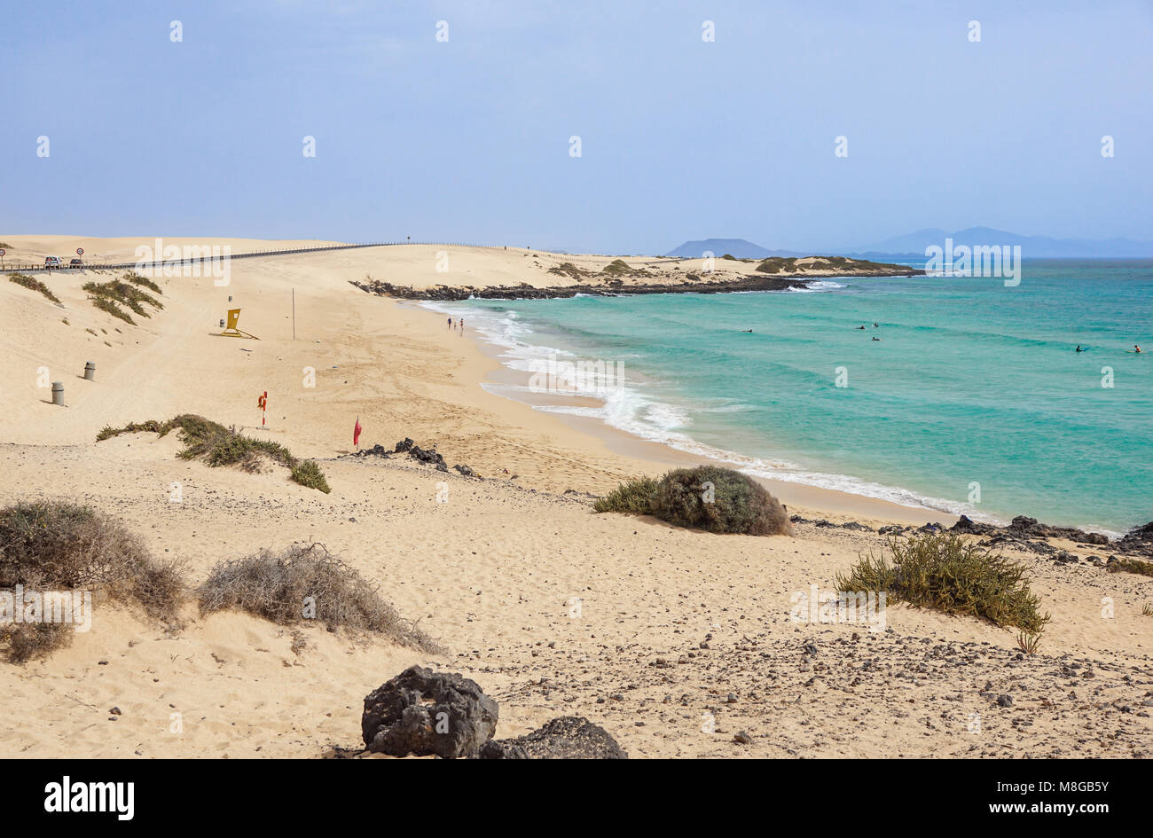 Blick auf den berühmten Strand Playa de Jandia - Playa de Sotavento Playa - Lagune auf der Kanarischen Insel Fuerteventura, Spanien. Dieser Strand gehört zu den schönsten Stränden der Welt zum Windsurfen. Stockfoto