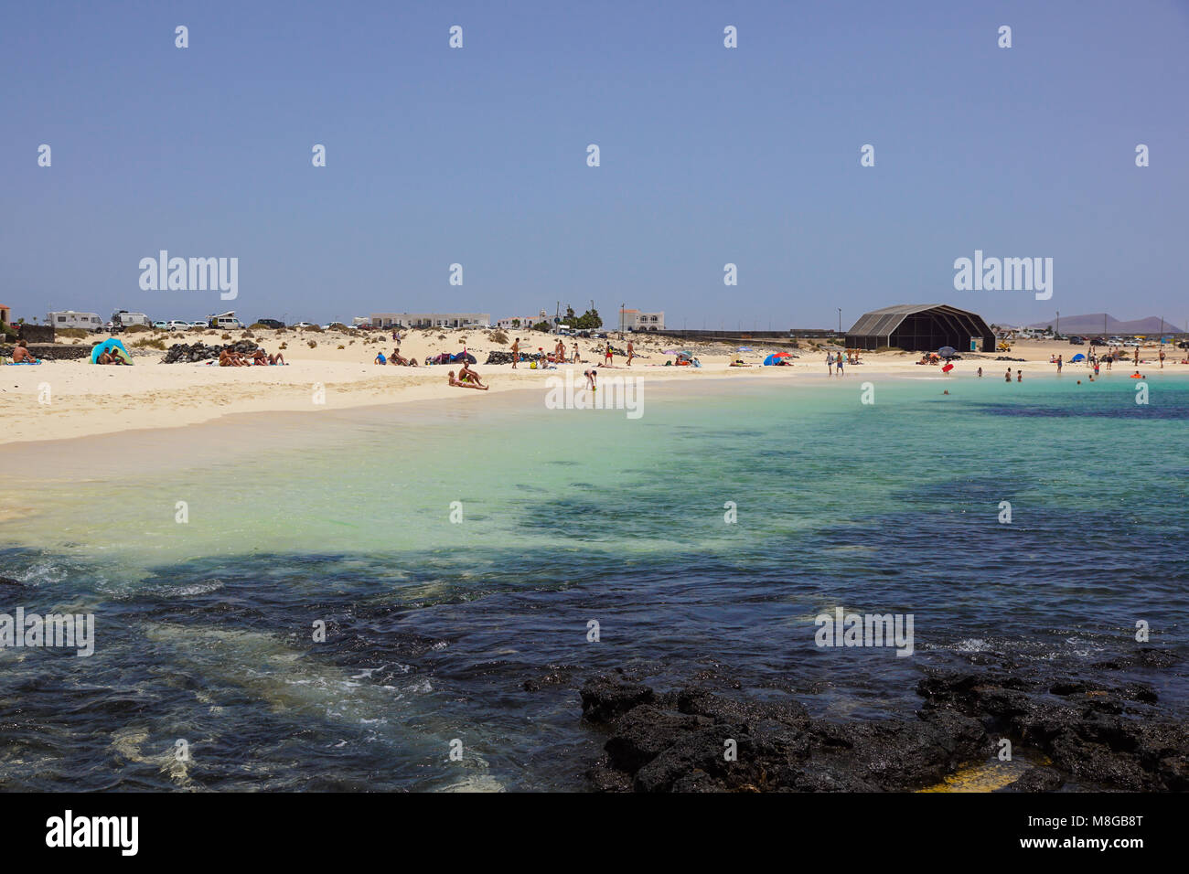 Blick auf den berühmten Strand Playa de Jandia - Playa de Sotavento Playa - Lagune auf der Kanarischen Insel Fuerteventura, Spanien. Dieser Strand gehört zu den schönsten Stränden der Welt zum Windsurfen. Stockfoto