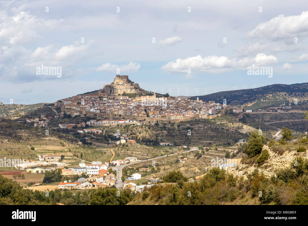 Morella ist eine alte Stadtmauer liegt auf einem Hügel in der Provinz Castellón, Valencia, Spanien. Stockfoto