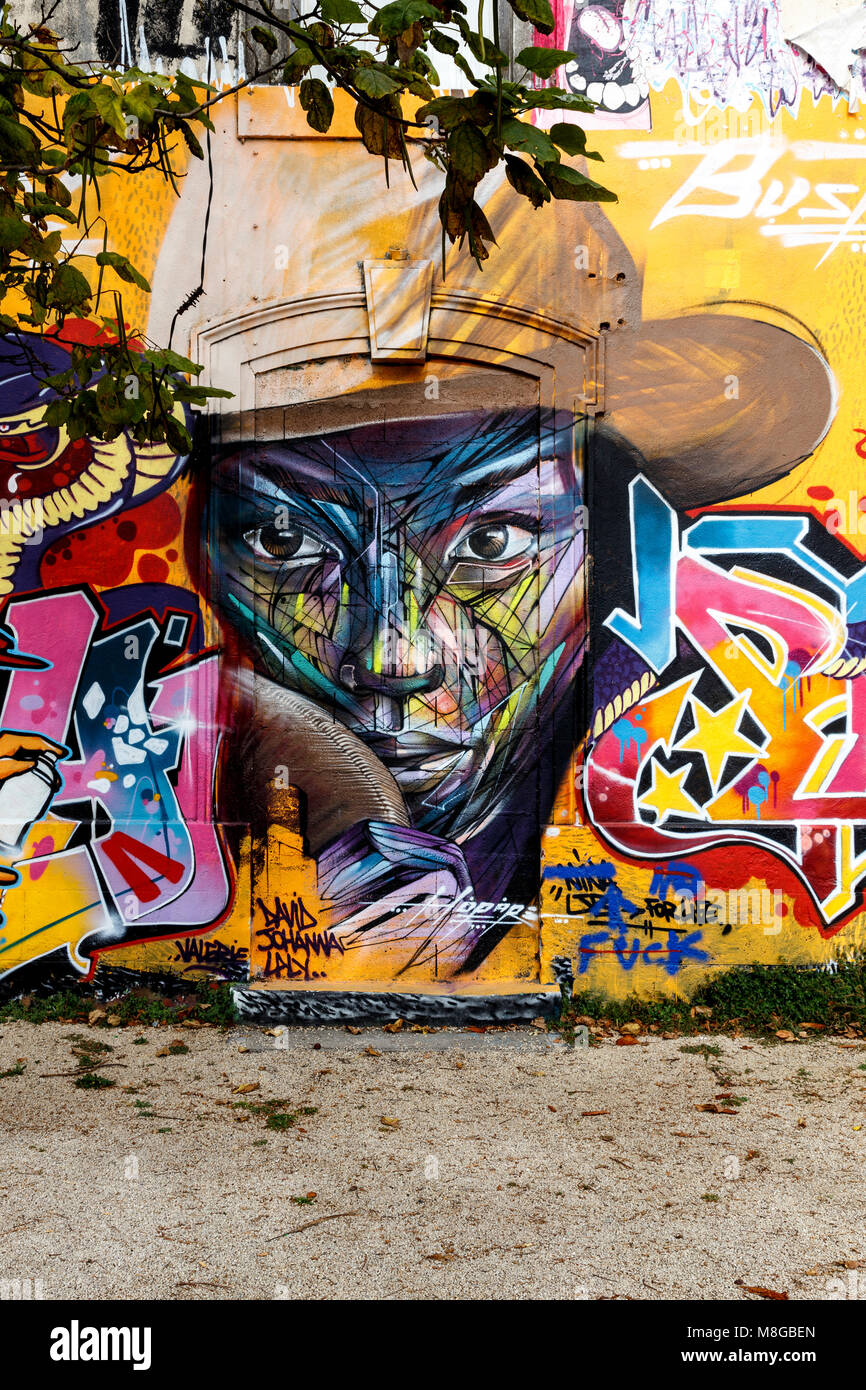 Spektakuläre Graffiti! Klar, bei den Obdachlosen und Arbeitslosen, gibt es einige erfahrene Künstler. Stockfoto