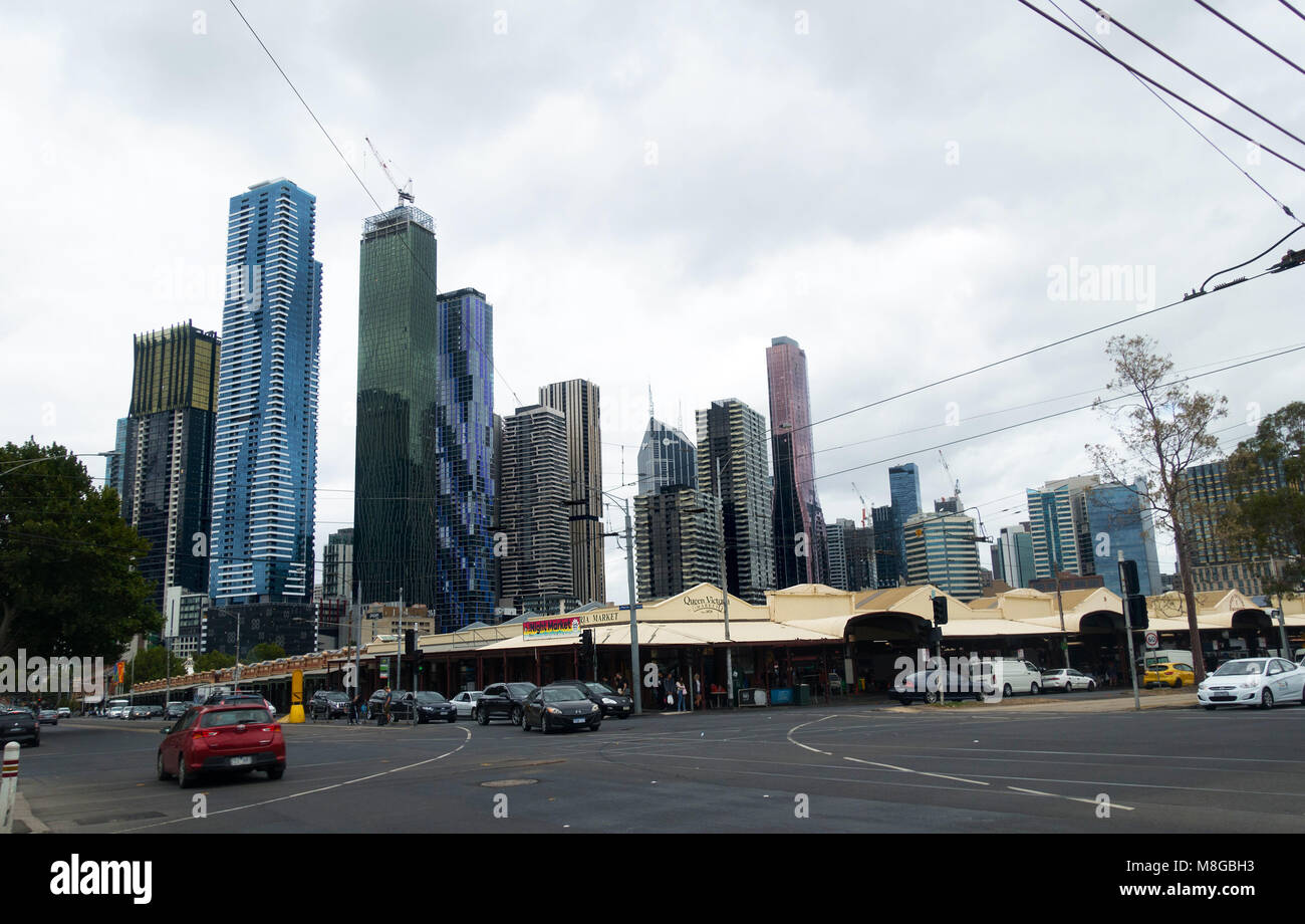 Melbourne Skyline über Victoria Market Stockfoto
