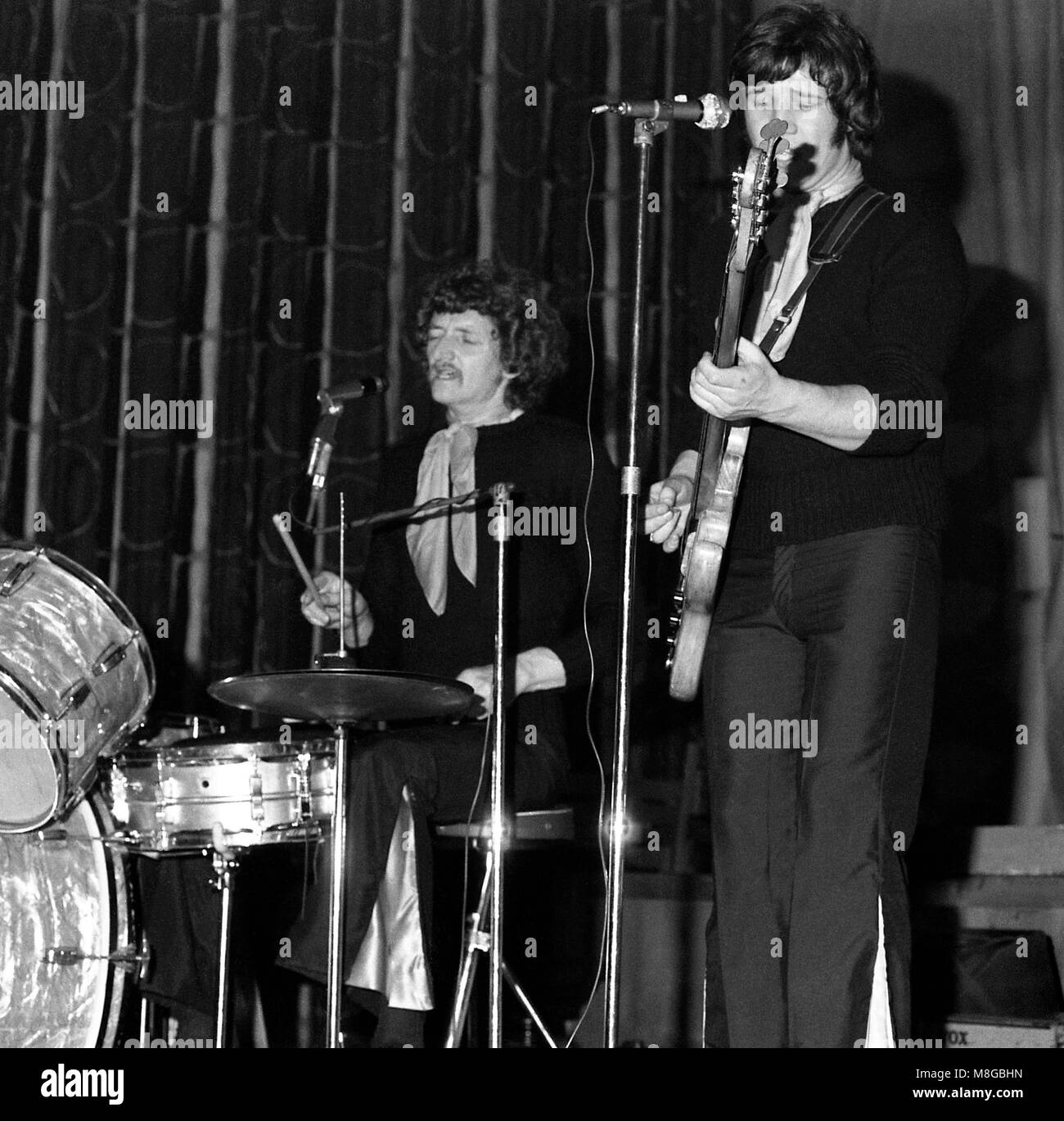 Orange Bicycle, eine britische Psychedelic-Pop-Band, treten am Samstag, 1. März 1969 im Rahmen der diesjährigen RAG-Veranstaltungen in den Anson Rooms der Students’ Union der Universität Bristol auf. Von links: Wil Malone und John Bachini (auch bekannt als John Baccini). Stockfoto