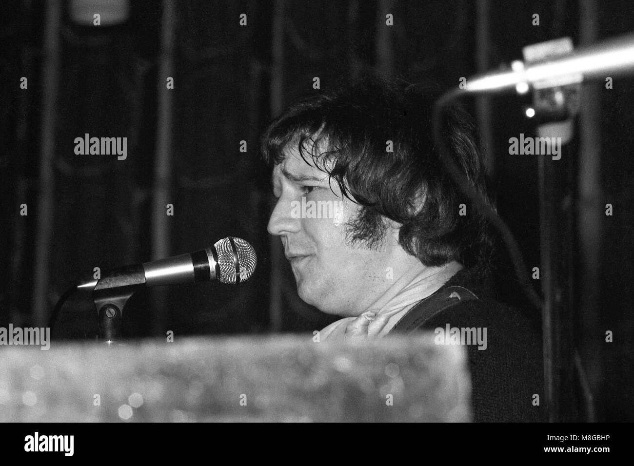 John Bachini tritt mit Orange Bicycle, einer britischen Psychedelic-Pop-Band, am Samstag, 1. März 1969 im Rahmen der diesjährigen RAG-Veranstaltungen in den Anson Rooms der Students’ Union der Universität Bristol auf. Er war auch unter dem Namen Baccini bekannt. Stockfoto