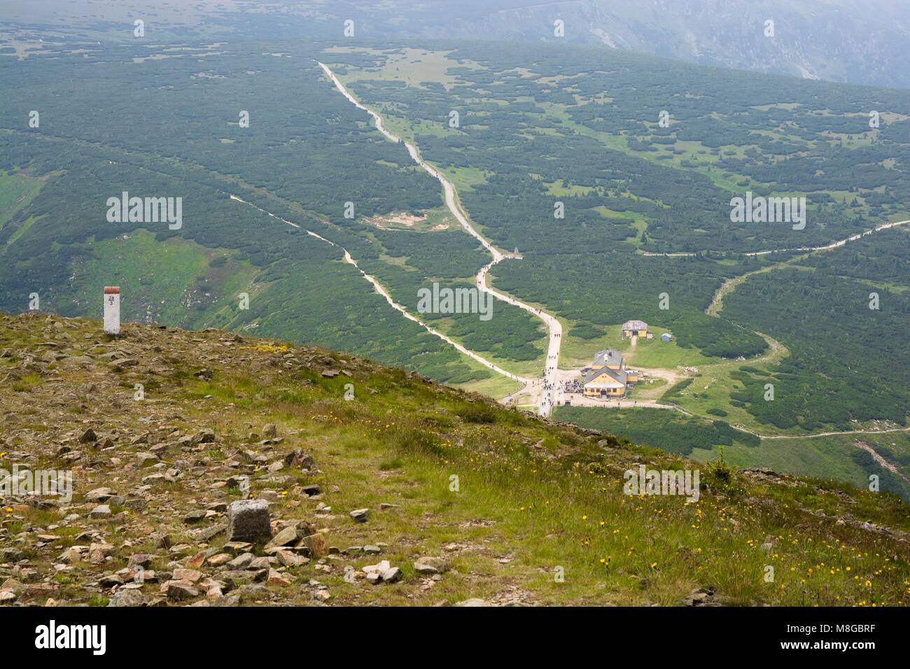 Sicht auf die Berge Tierheim - Slaski Haus von Berg Sniezka Peak, Riesengebirge, Polen Stockfoto