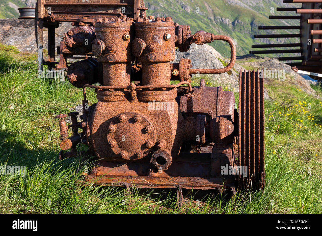 Rusty Motor auf dem Rasen in Nyksund Dorf zu den Lofoten in Norwegen Stockfoto