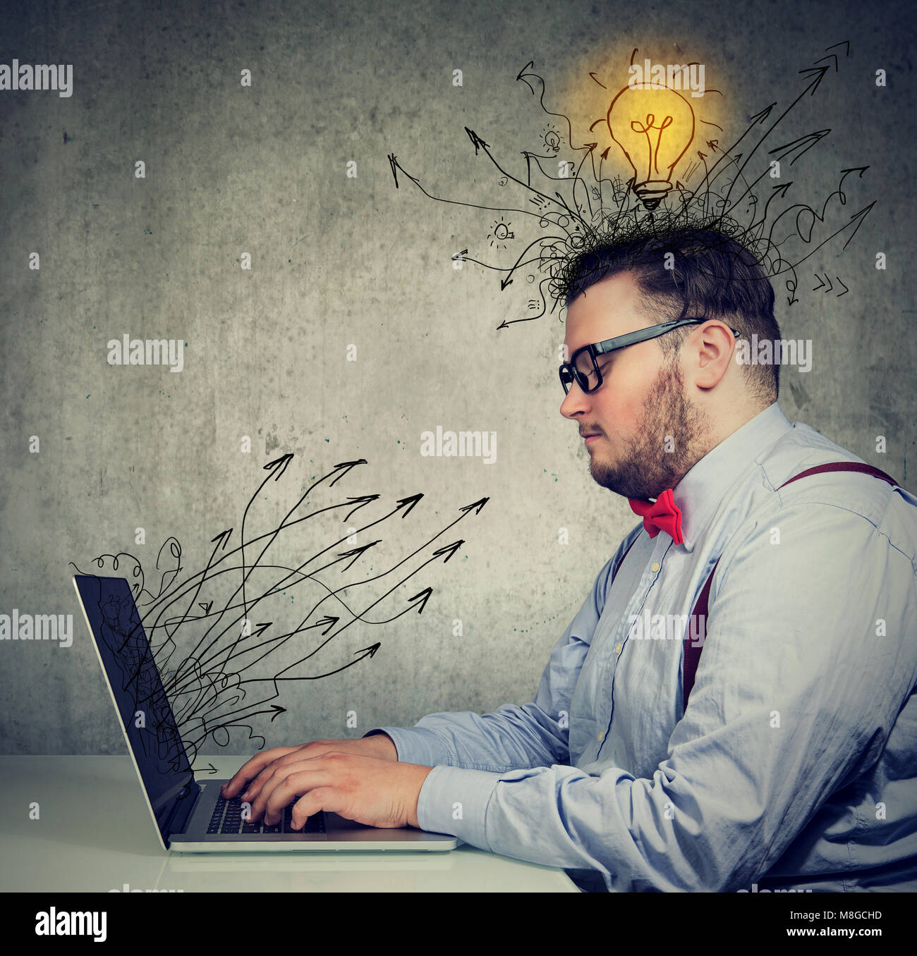 Junge Geschäftsmann Arbeiten am Laptop hat helle Ideen Stockfoto