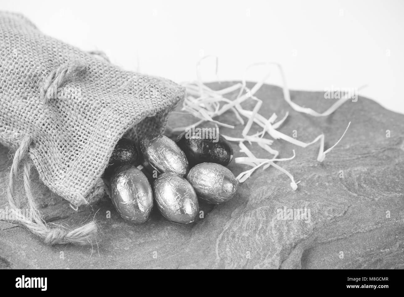 Ostereier Pralinen aus einem kleinen Jute-tasche. Stockfoto