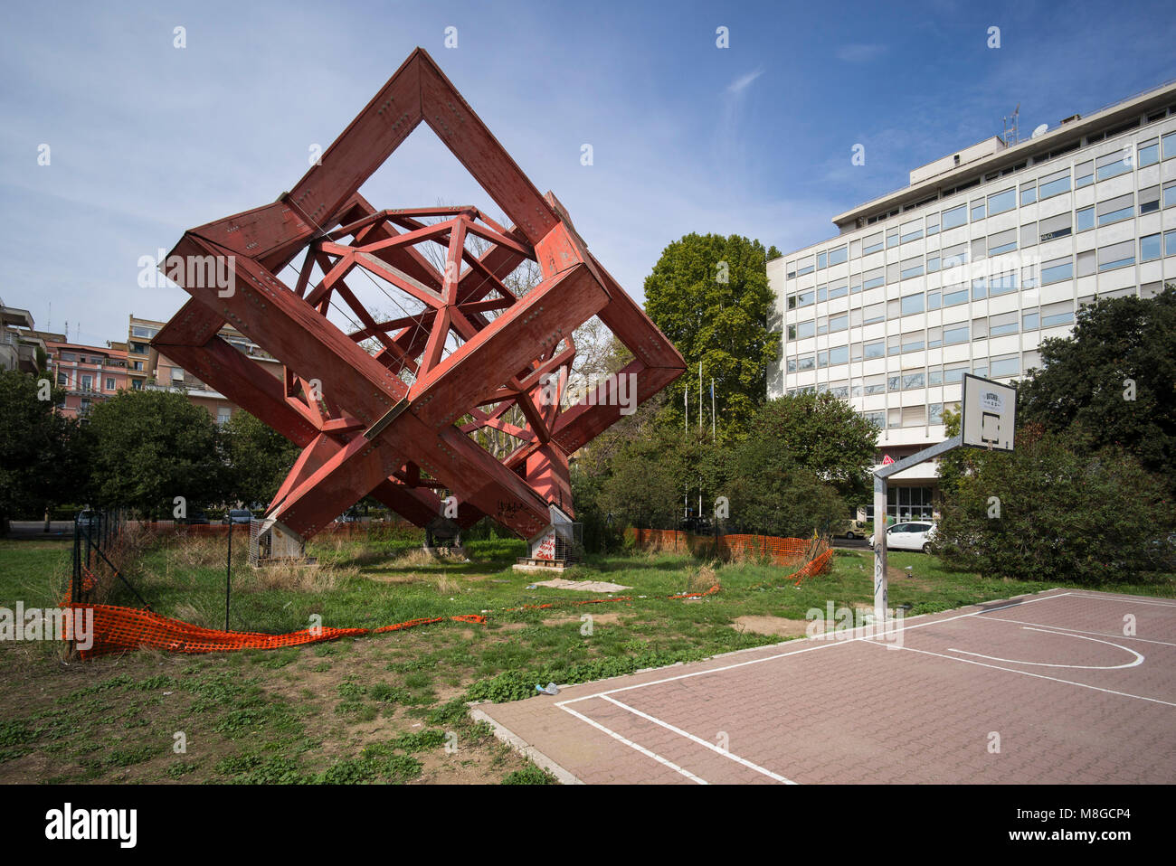 Rom. Italien. Ziel - Italia 90, Skulptur/Installation (1990), von Mario Ceroli, für die anlässlich der Fußball-Weltmeisterschaft 1990. Die Installation war Stockfoto