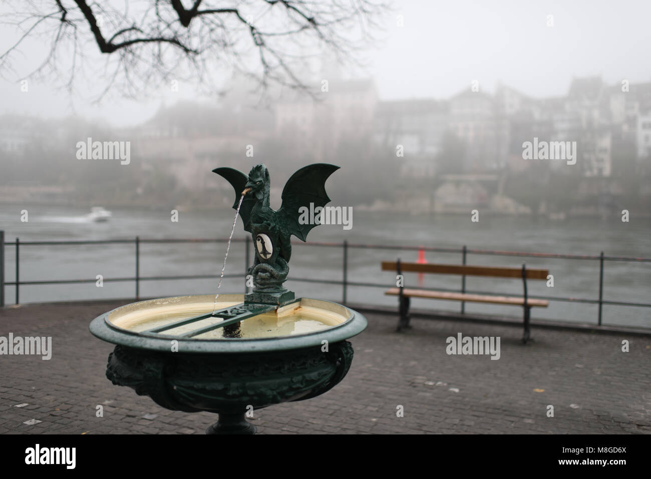 Basel, Schweiz foggy Stadtbild mit Springbrunnen Stockfoto