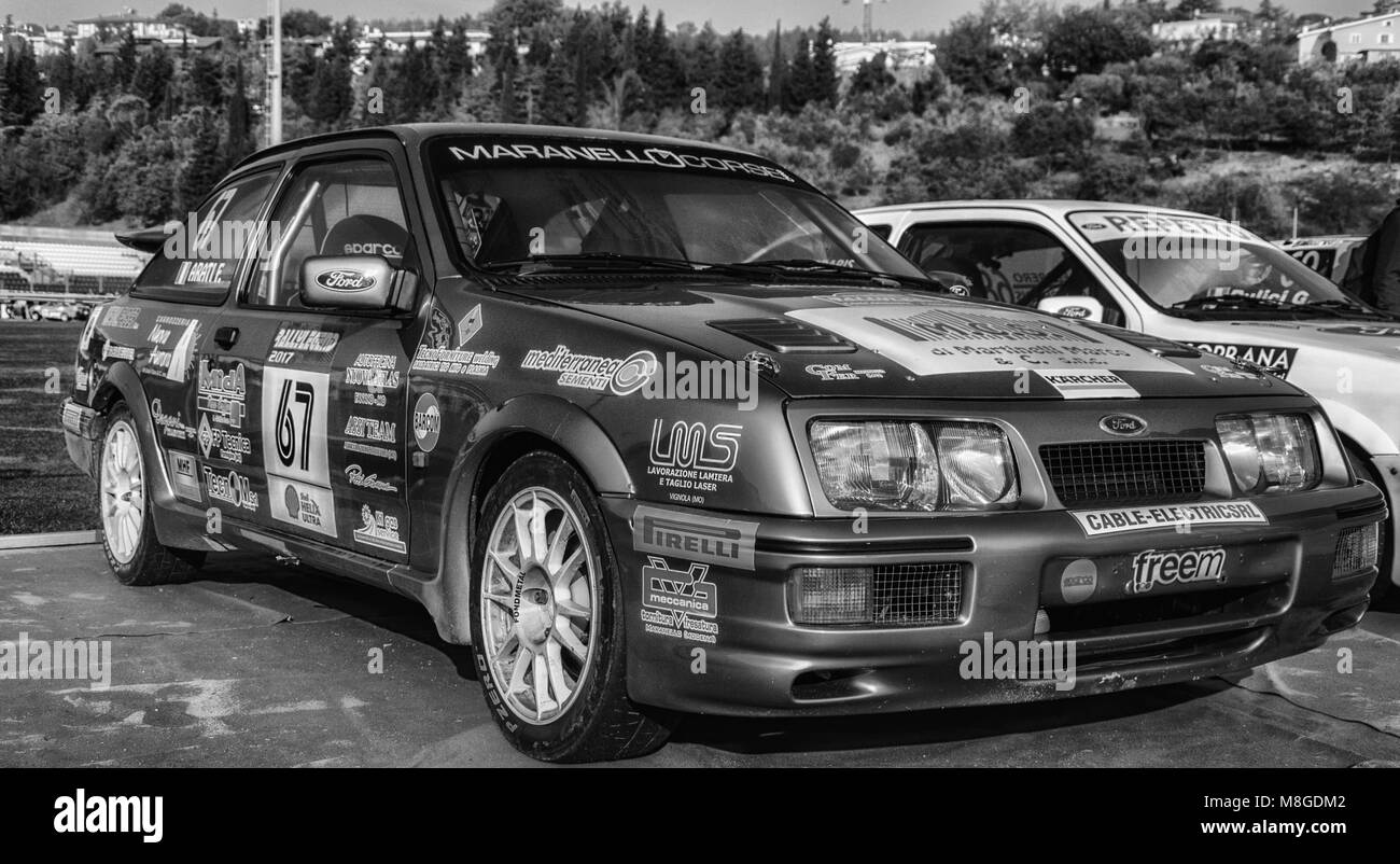 SANMARINO, SANMARINO - OTT 21, 2017: FORD ESCORT COSWORTH 1993 in alten Rennwagen Rallye DIE LEGENDE 2017 der berühmte SAN MARINO historische Rennen Stockfoto