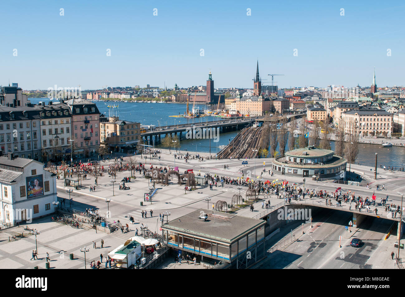 Luftaufnahme von Katarina Aufzug bei einer Demonstration in Slussen Verkehrsknotenpunkt am Internationalen Arbeiter. Stockfoto