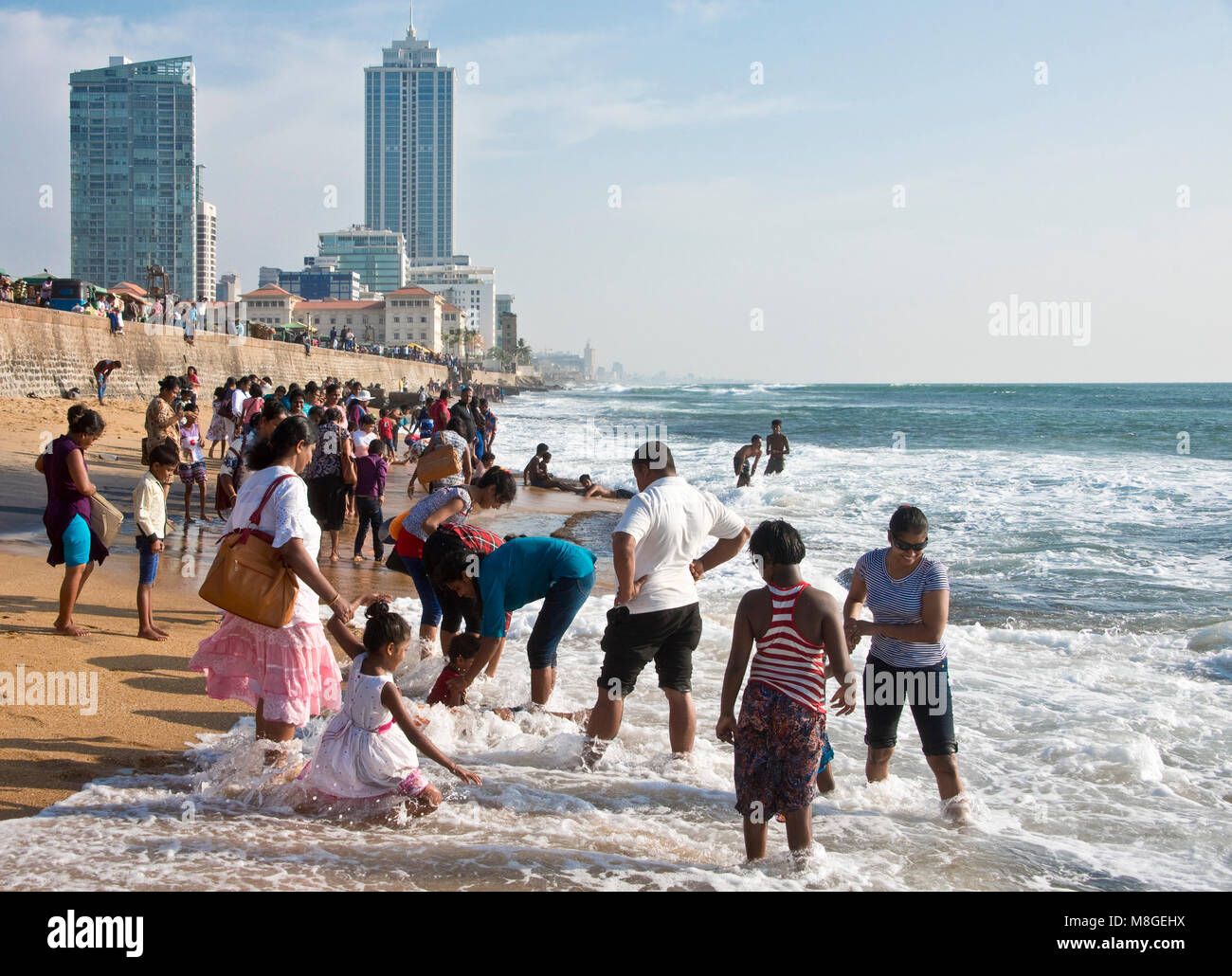 Die Menschen vor Ort am Strand von Galle Face Green - ein beliebter Ort in Colombo, die Zeit zu verbringen, zu spielen und über das Meer. Stockfoto