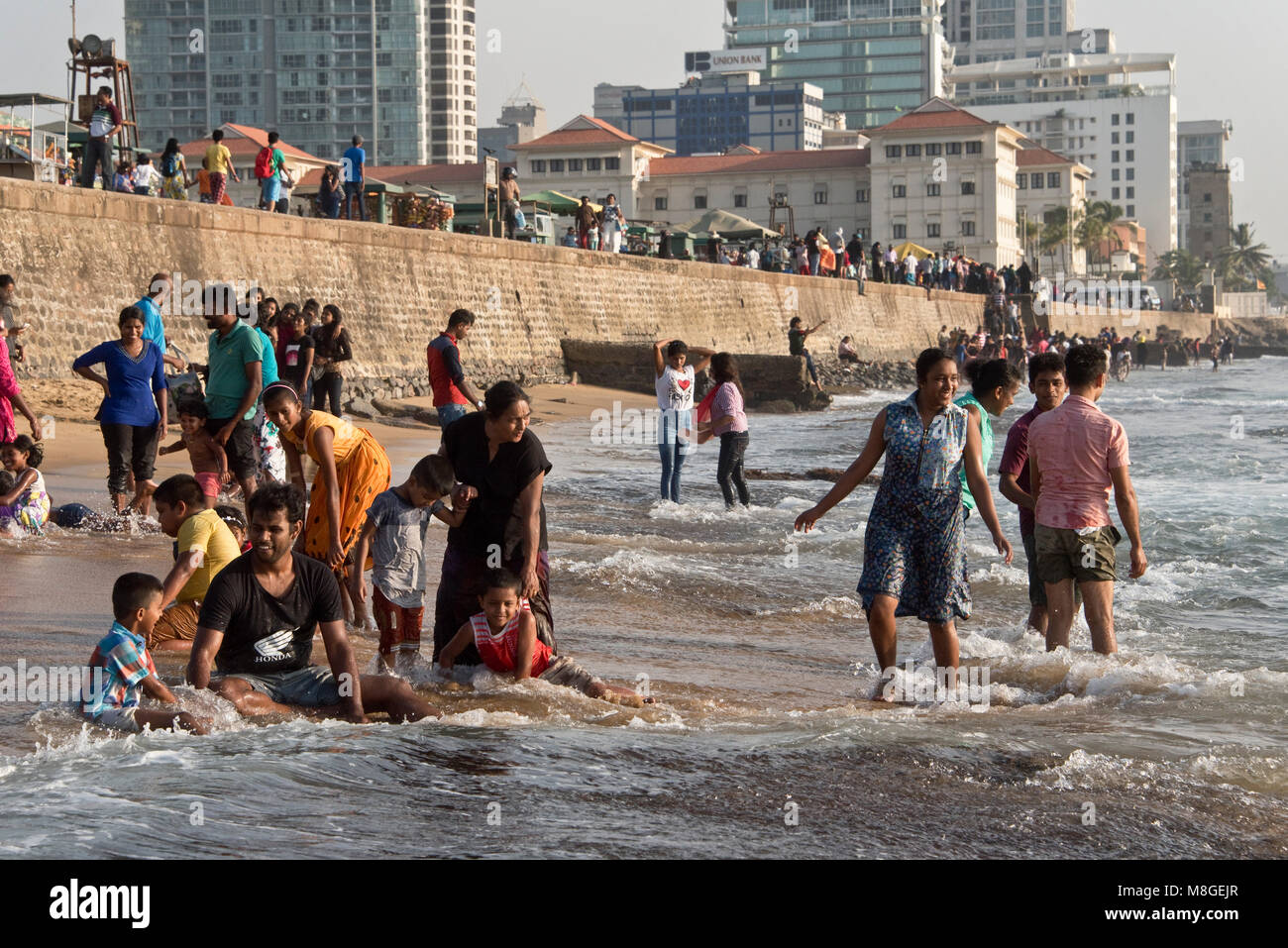 Die Menschen vor Ort am Strand von Galle Face Green - ein beliebter Ort in Colombo, die Zeit zu verbringen, zu spielen und über das Meer. Stockfoto