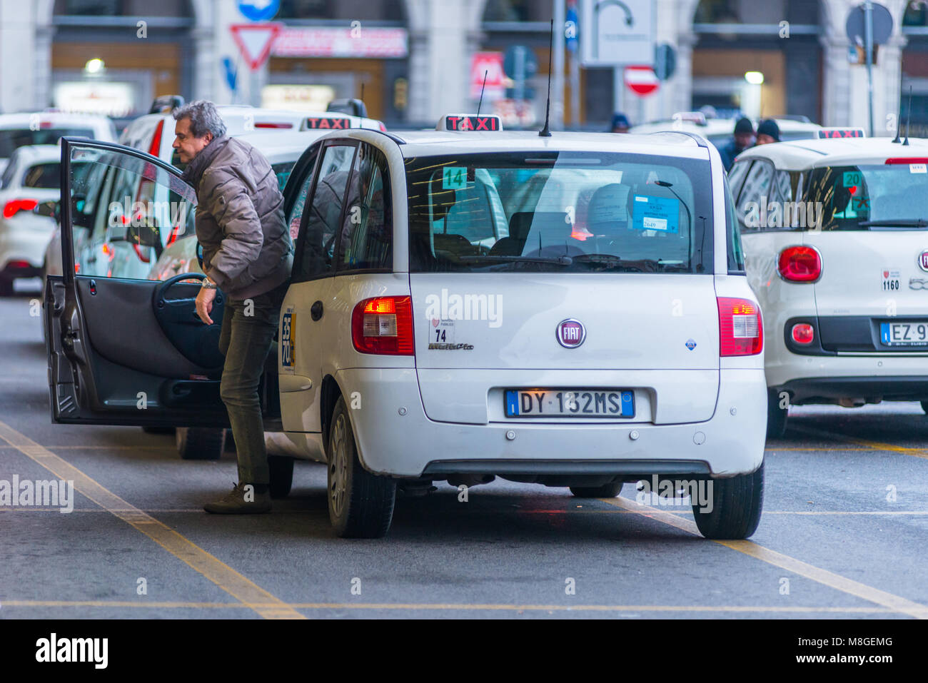 Taxis stehen am Bahnhof Termini, Rom, Latium, Italien. Stockfoto