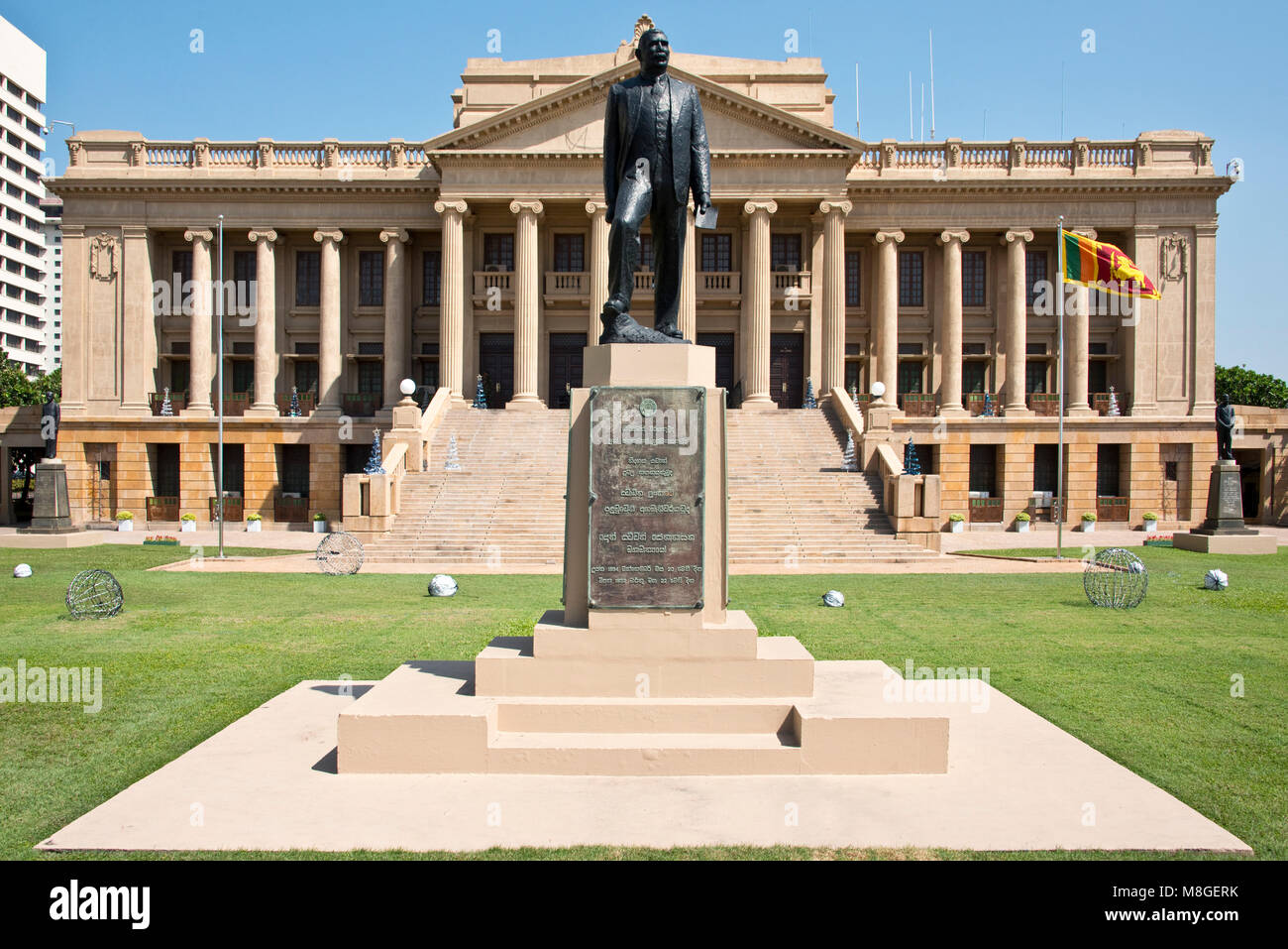 Das alte Parlament Gebäude in Colombo mit der Statue des Rt Hon D.S. Senanayake (erster Premierminister Ceylon) im Vordergrund. Stockfoto