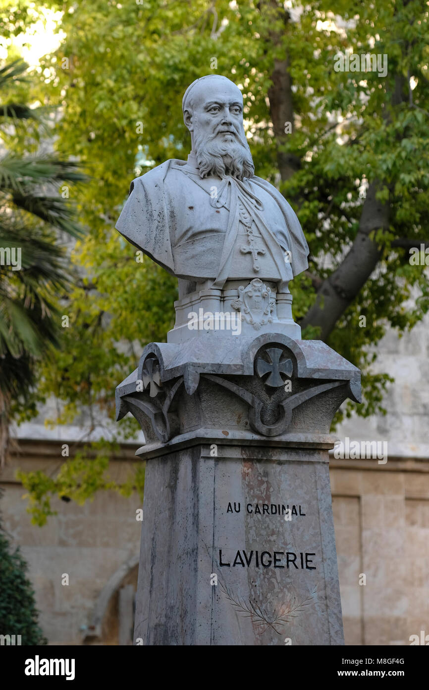 Eine alte Büste von französischen Kardinal Charles Lavigerie, deren Traum, Afrika zum Christentum zu bekehren veranlasste ihn dazu, die Gesellschaft der Missionare von Afrika, im Volksmund bekannt als die weißen Väter im Garten der römisch-katholischen Kirche der Heiligen Anna in Via Dolorosa im muslimischen Viertel Altstadt Ost-Jerusalem Israel gefunden Stockfoto