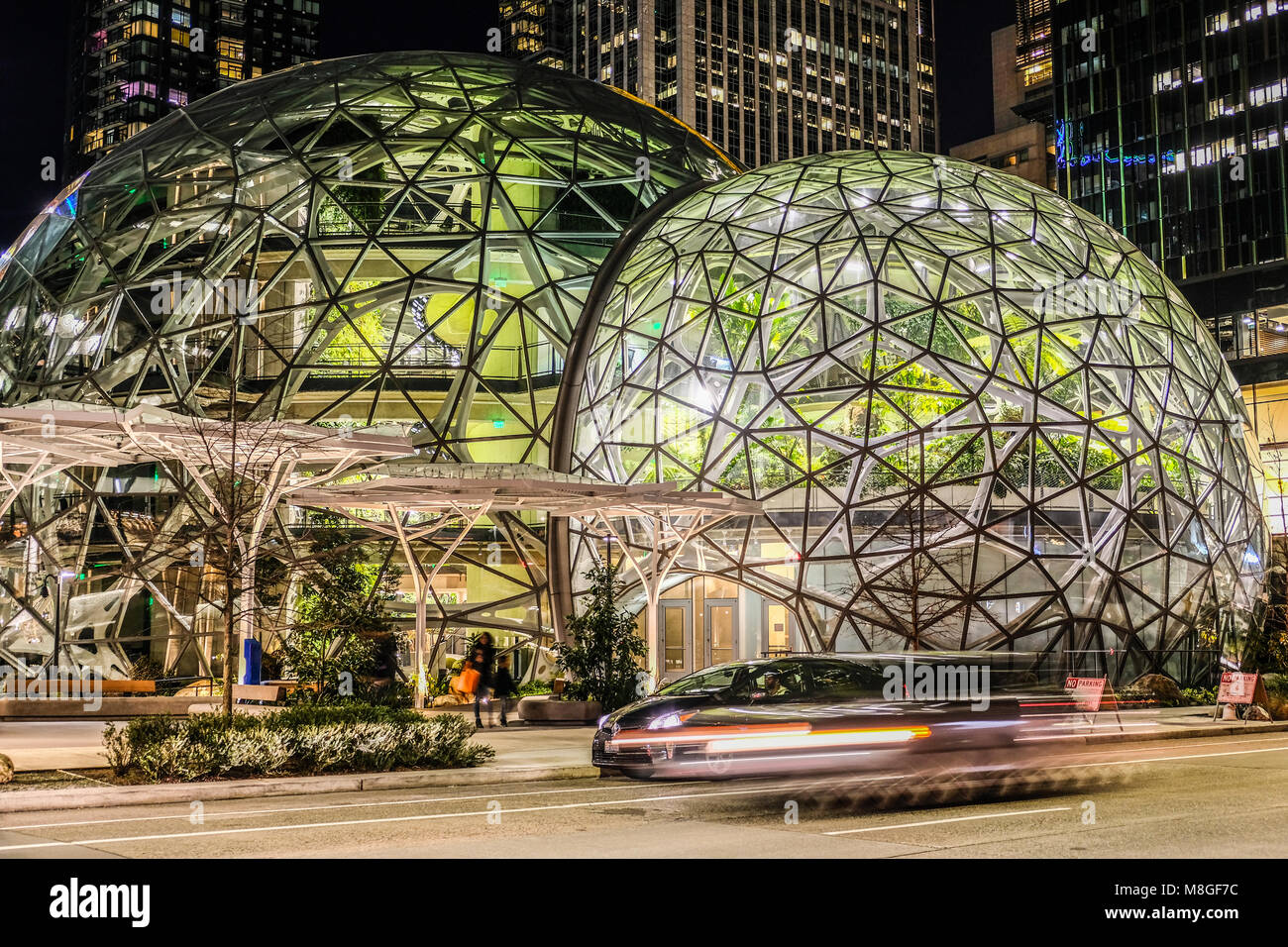 Der glaskuppel Sphären bei Amazon Hauptquartier in der Nacht in der Innenstadt von Seattle Stockfoto