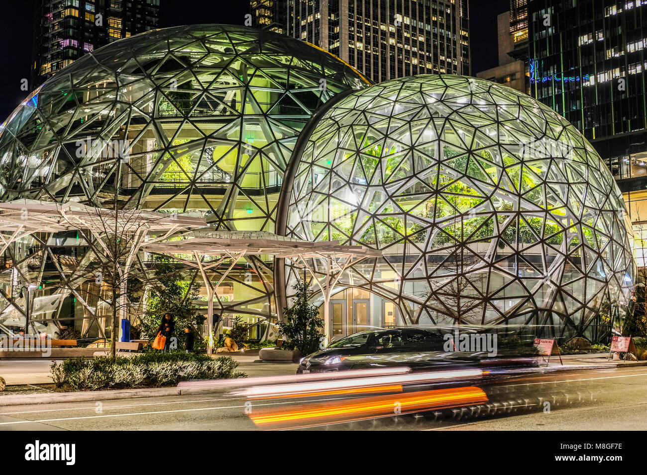 Der glaskuppel Sphären bei Amazon Hauptquartier in der Nacht in der Innenstadt von Seattle Stockfoto