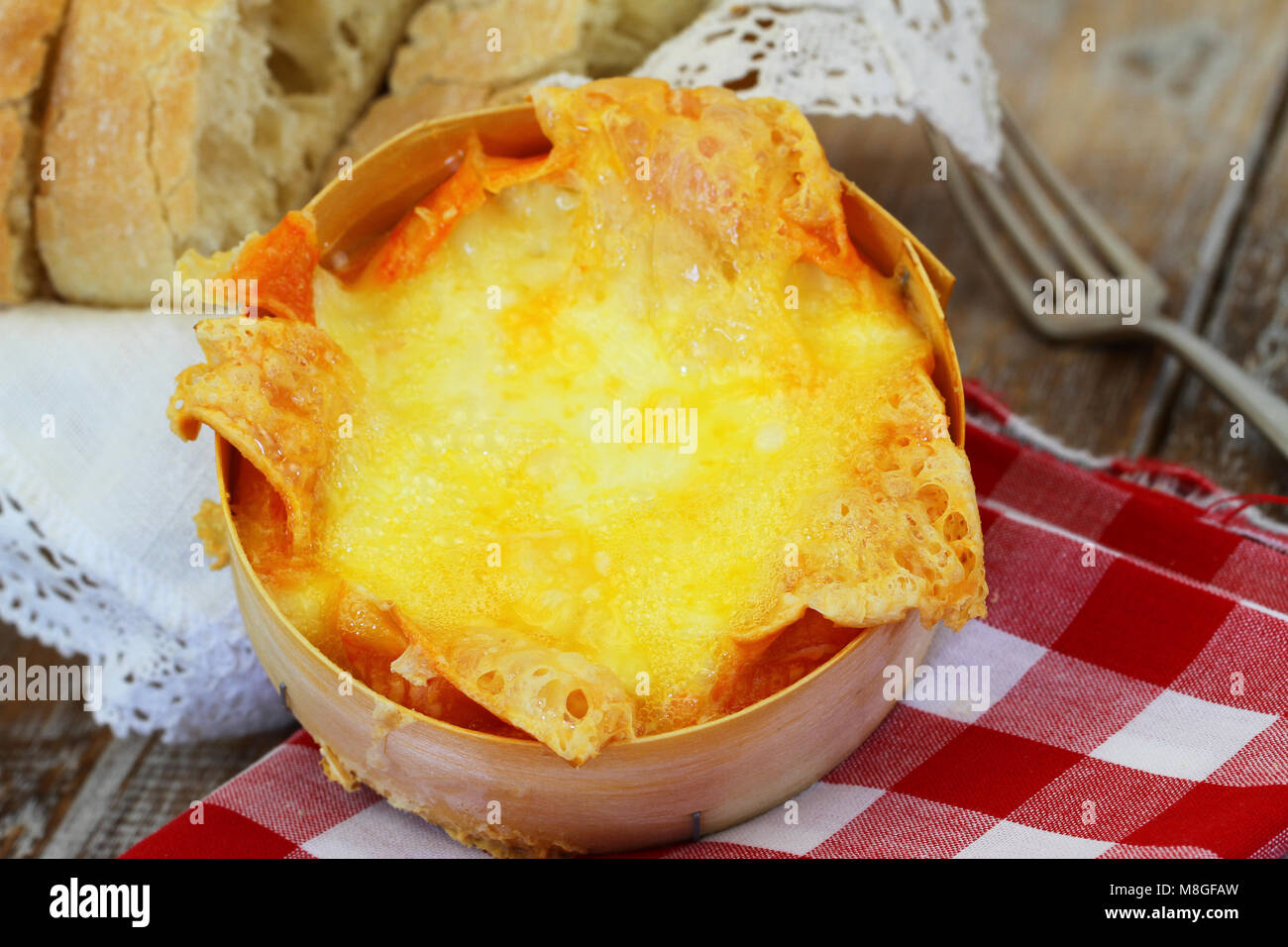 Käse gebacken -Fotos und -Bildmaterial in hoher Auflösung – Alamy Käse gebacken -Fotos und -Bildmaterial in hoher Auflösung – Alamy