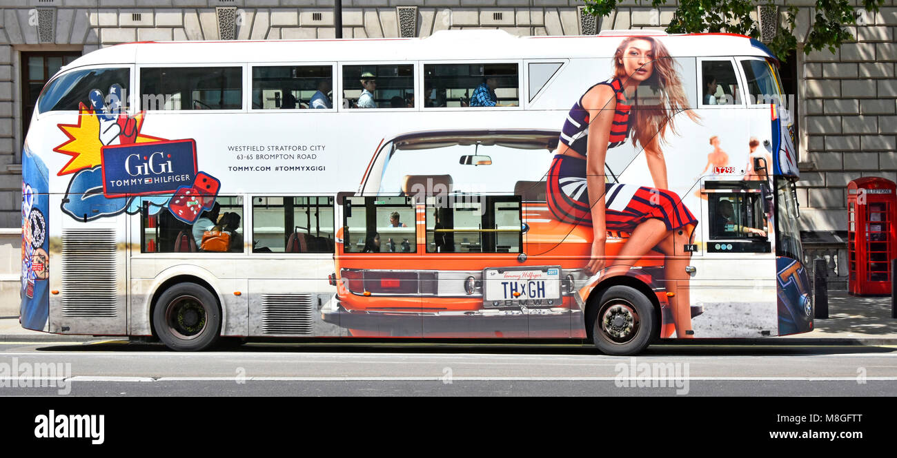 Werbung Seite Londons öffentlichen Verkehrsmitteln Bus an der Haltestelle mit Modell Promotion GiGi Tommy Hilfiger New Fashion Store Westfield Stratford GROSSBRITANNIEN Stockfoto